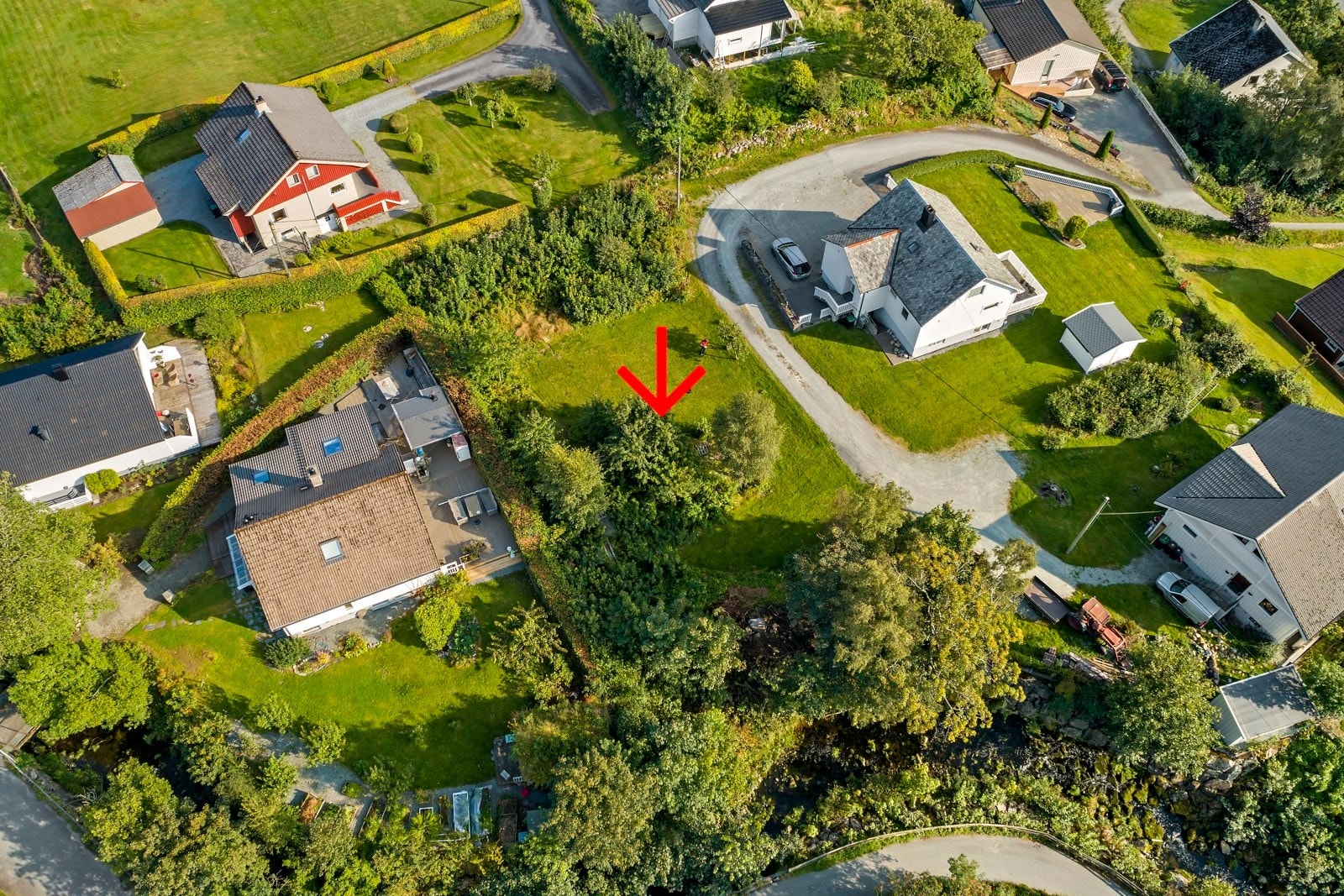 Kjekk boligtomt i enden av blindveg med rolige og barnevennlige omgivelser Galleribilde