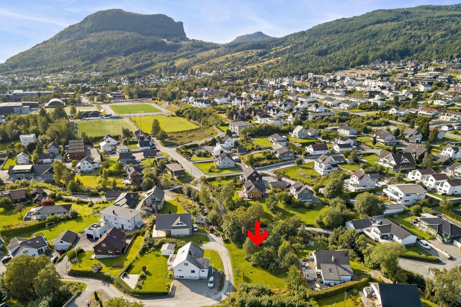 Tomten ligger sentralt på Jørpeland med kort gange til skole og idrettsanlegg. Galleribilde