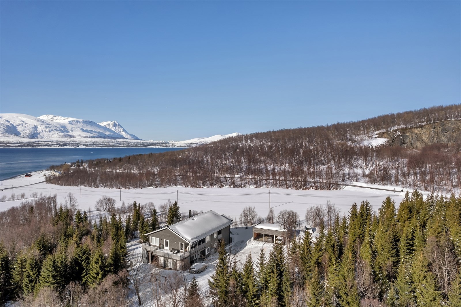Parkering i carport på tomt Galleribilde