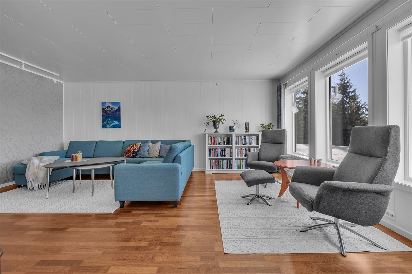 Stuen har flere møbleringsmuligheter og soner Galleribilde