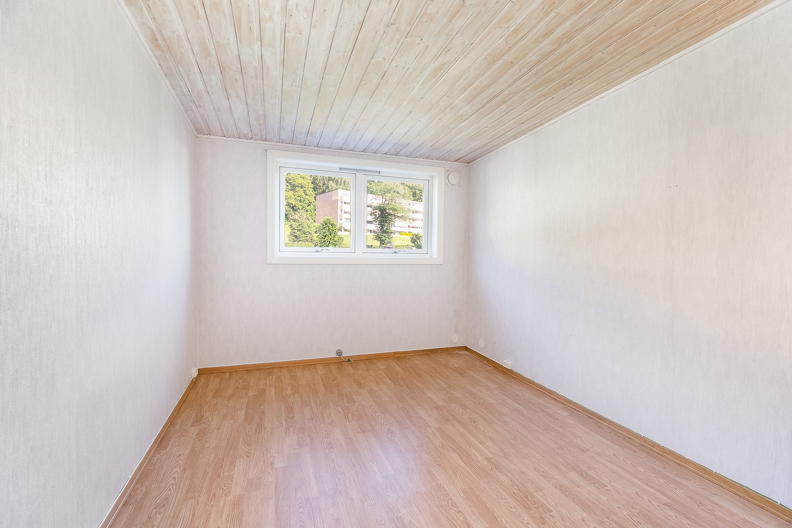 Boligen inneholder i dag ett soverom - det opprinnelige hovedsoverommet som inngår i østsiden av andre etasje. Galleribilde