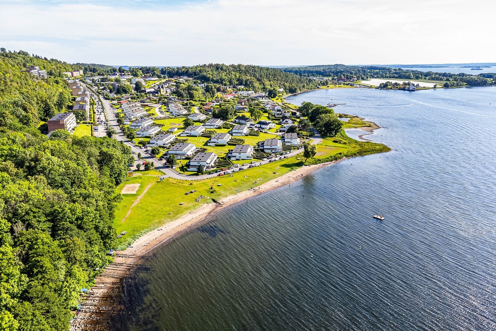 Idylliske turområder finnes i umiddelbar nærhet, både langs sjøen og i høyden lenger opp i terrenget. Galleribilde