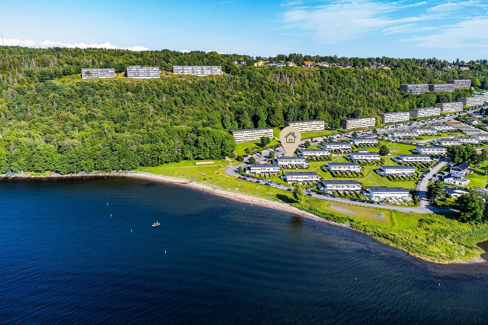 Rekkehuset har en ettertraktet beliggenhet nederst på Refsnes - få meter fra sjøen. Galleribilde