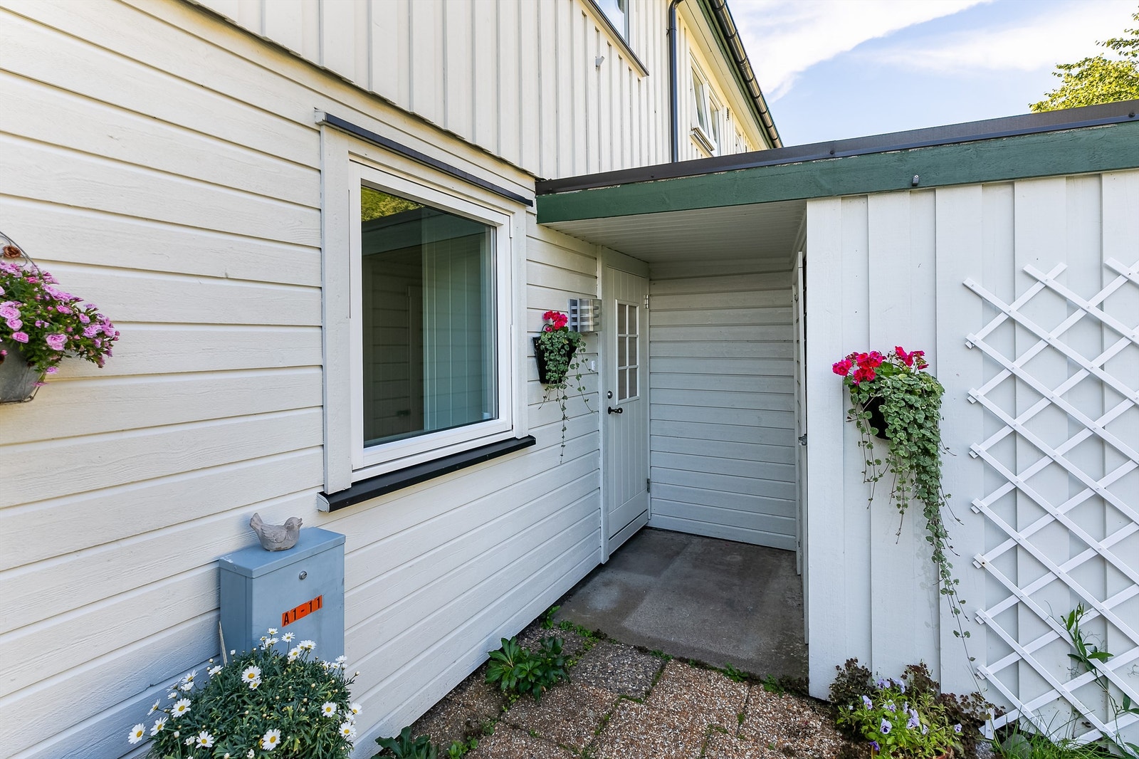 Utvendig bod er tilgjengelig fra skjermet inngangsparti. Galleribilde