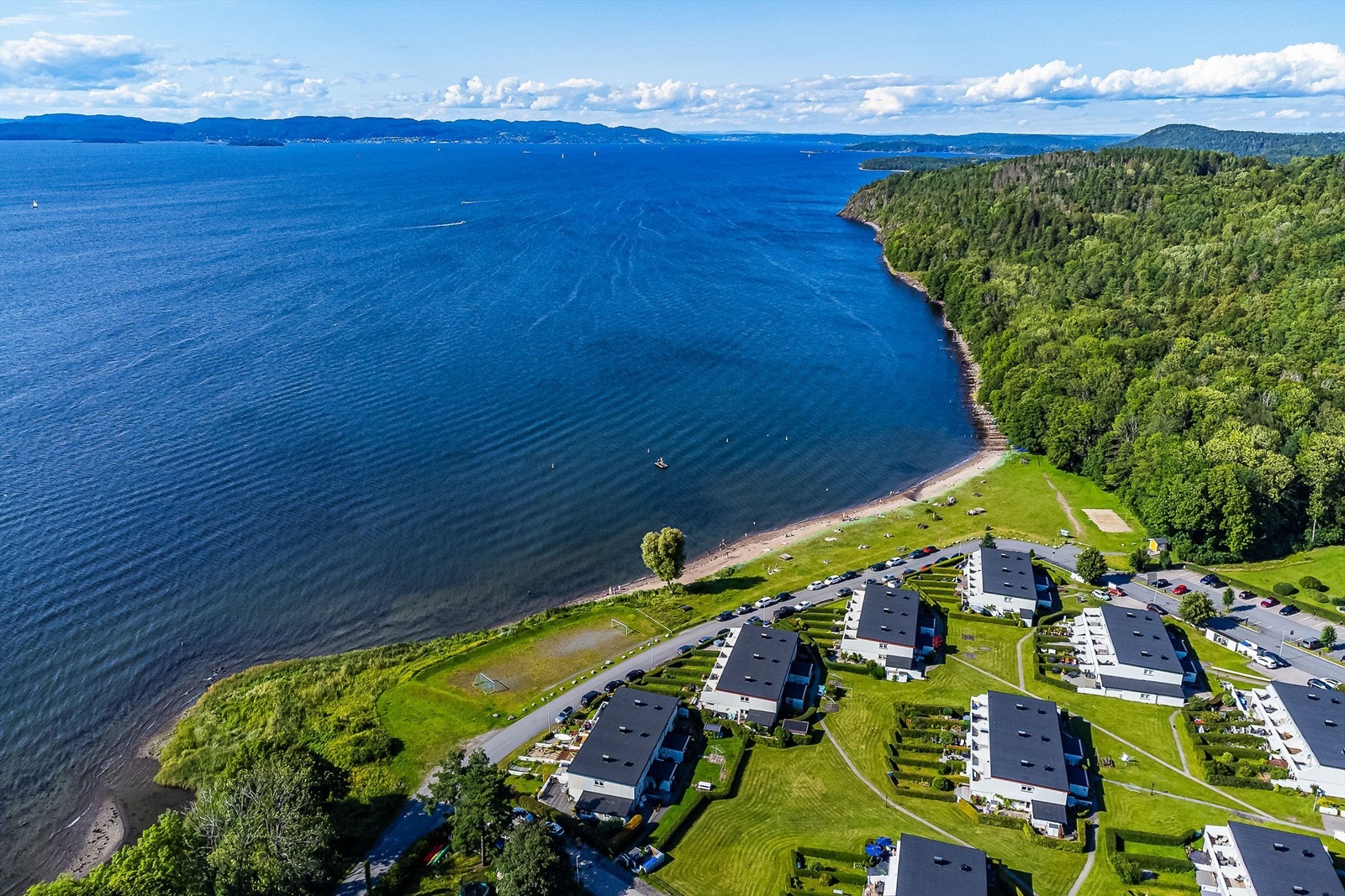 På Refsnes vil du bo i ettertraktede omgivelser nær sjøen, vest på Jeløy. Galleribilde