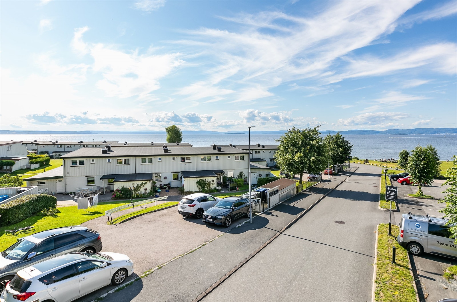 Boligen disponerer fast biloppstillingsplass på felles parkeringsområde. Galleribilde