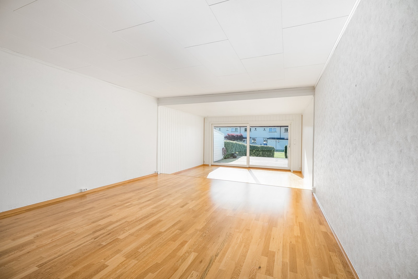 Stuen er i nyere tid betydelig utvidet og har to delplan som legger til rette for sonemøblering. Tilbygget del har gulvvarme. Galleribilde