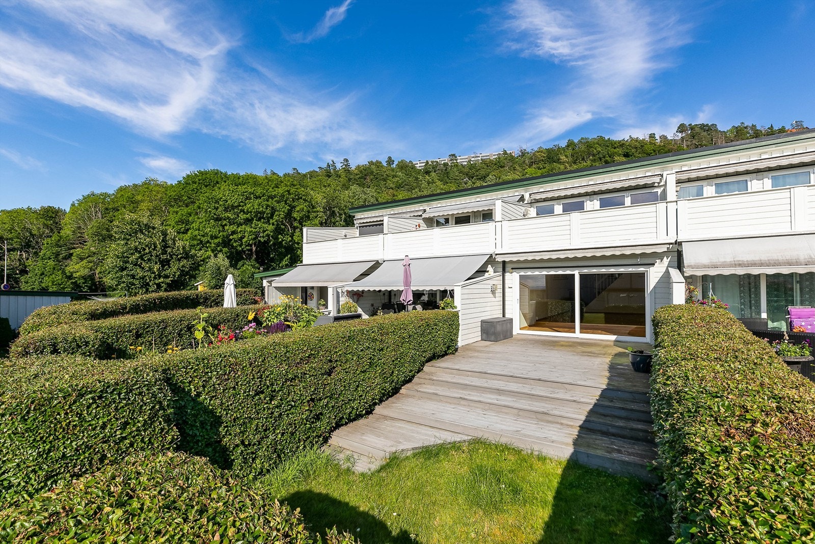 Tettvoksende og skjermende hekk rammer pent inn utearealene. Galleribilde