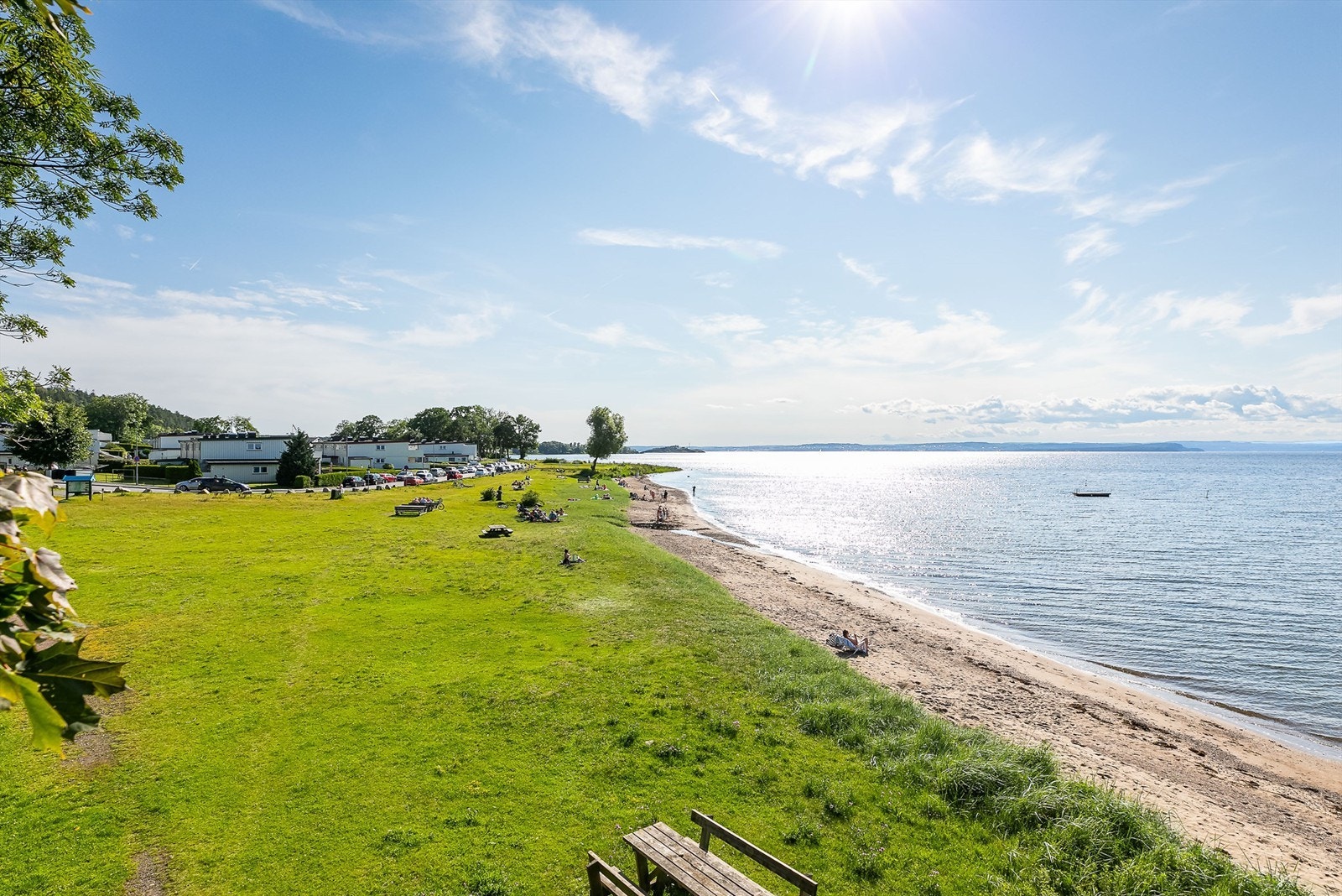 Bademuligheter er det flere av, blant annet fra barnevennlige Refsnesstranda - få meter unna boligen. Galleribilde