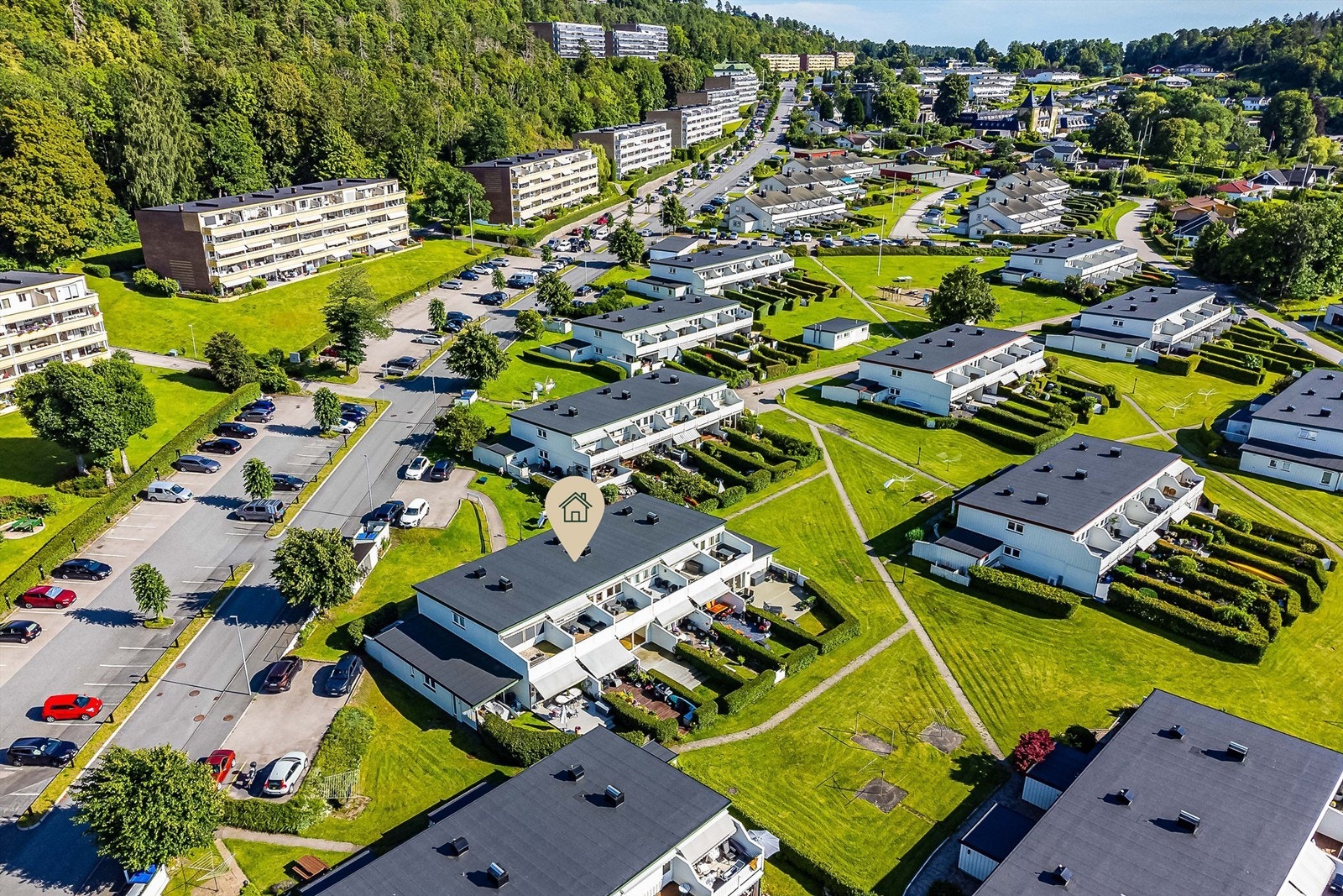 Borettslagets bebyggelse omgis av store, grønne fellesarealer med mye boltreplass Galleribilde
