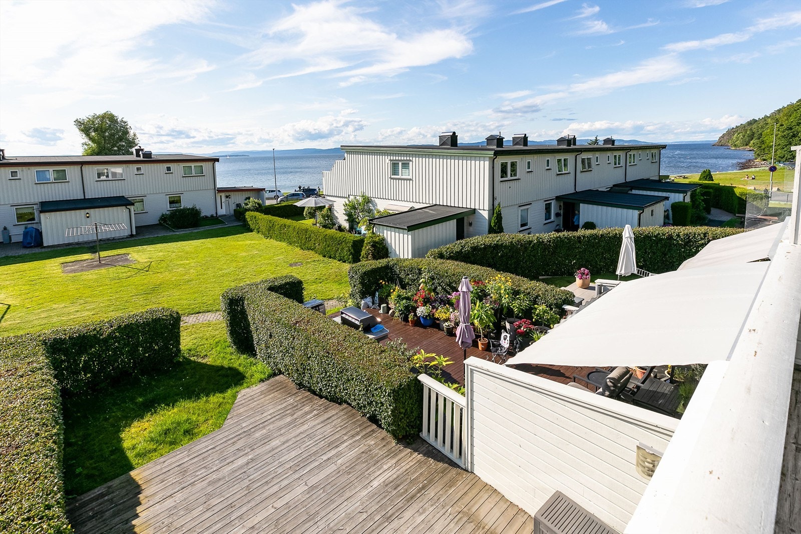 Mellom husrekkene er det siktlinjer til både fjorden og Refsnesstranda nedenfor. Galleribilde