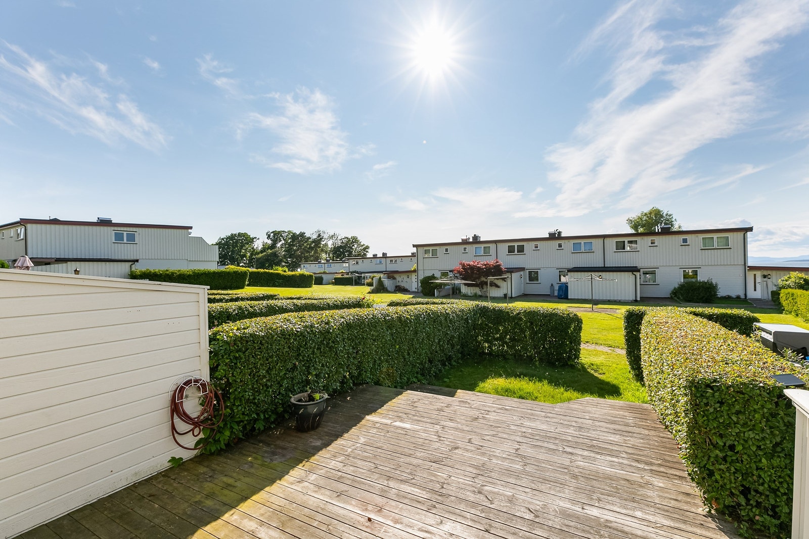 Midtsommers er det sol i hagen og på terrassene fra tidlig ettermiddag og nærmest frem til solen går ned. Galleribilde
