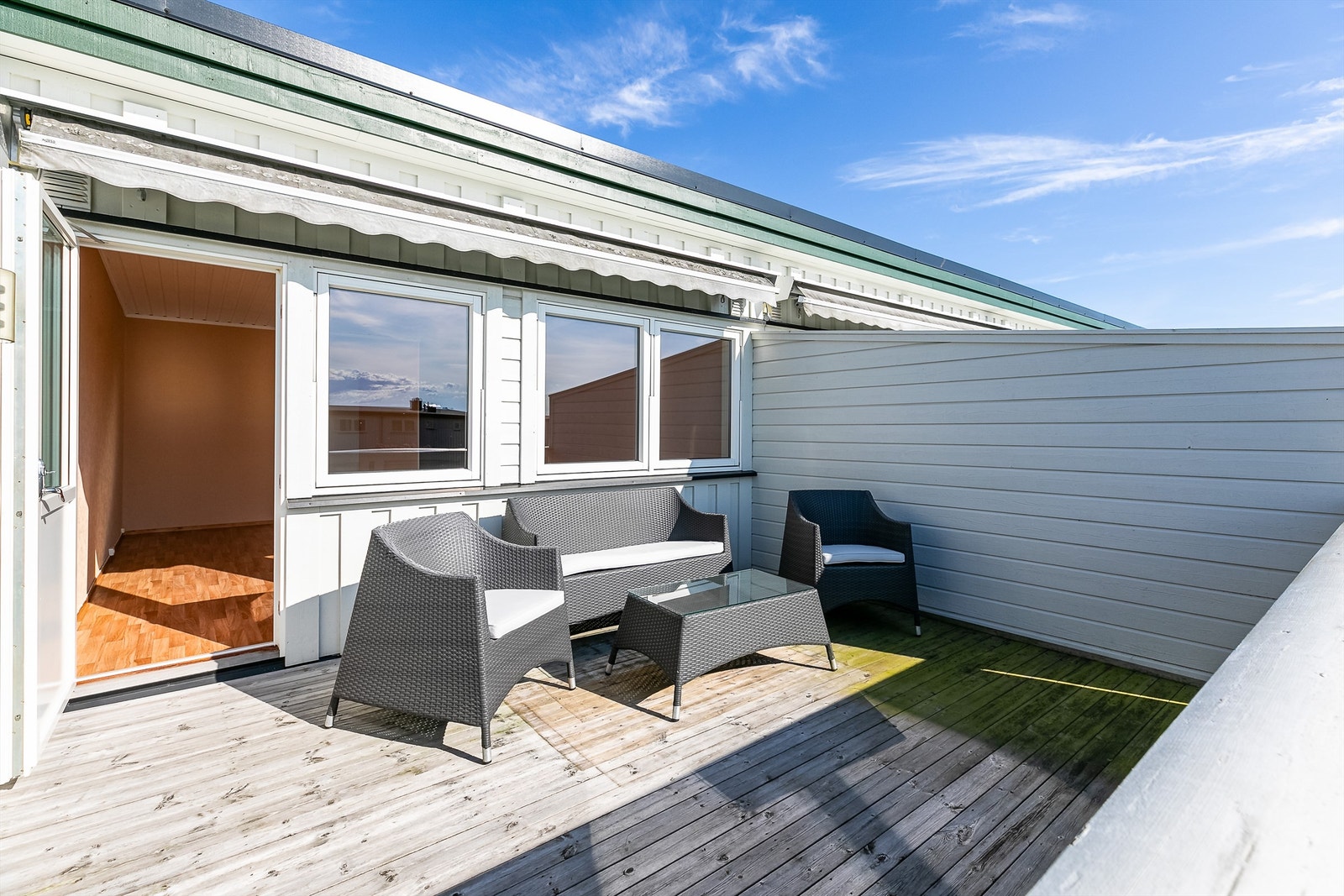 Høye levegger på begge sider ivaretar privatlivet. Galleribilde