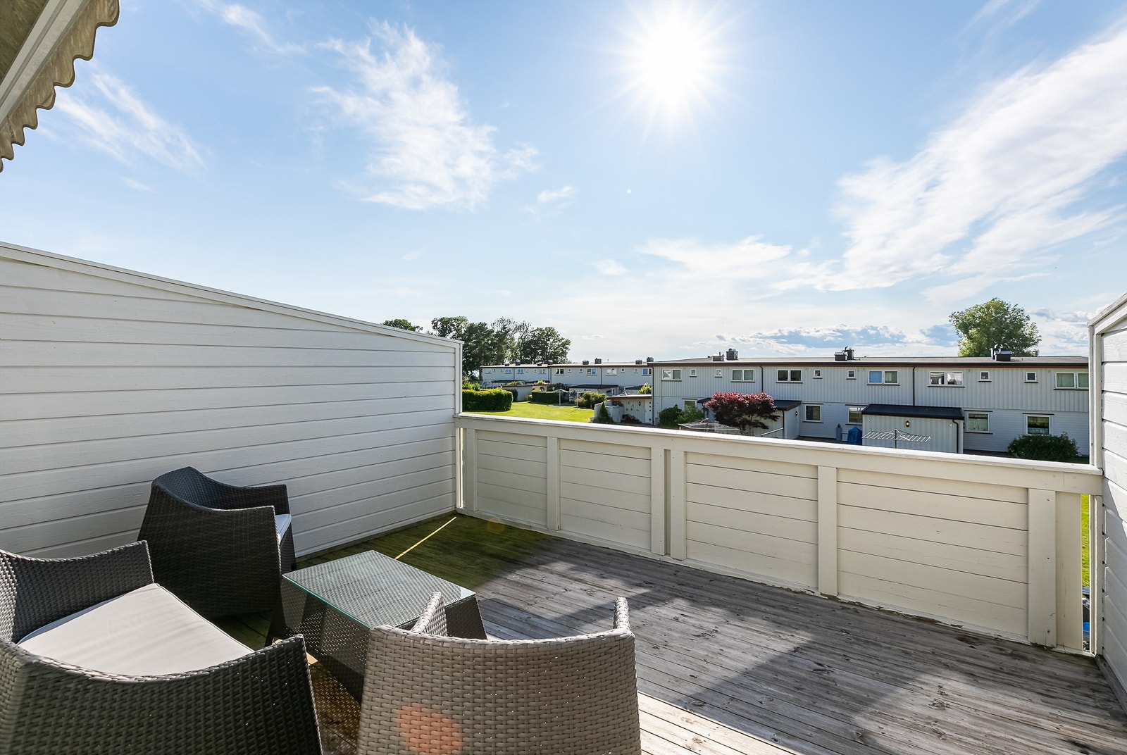 Terrassen tilknyttet andre etasje utgjør et mer luftig alternativ til terrassen under. Galleribilde