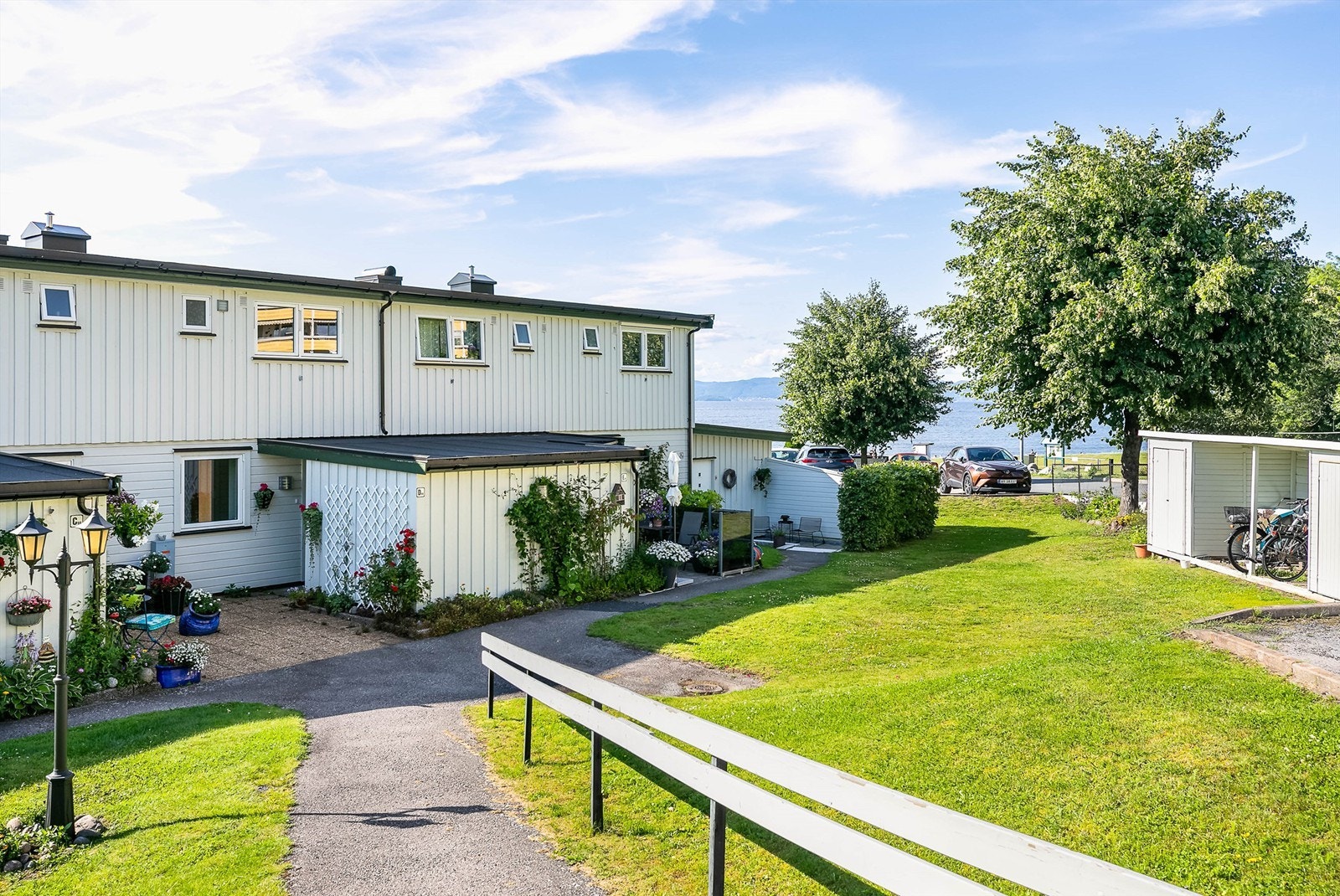 Refsnesalleen 96D formidles av Krogsveen Moss.
Felles sykkelparkering finnes like ovenfor inngangspartiet. Galleribilde