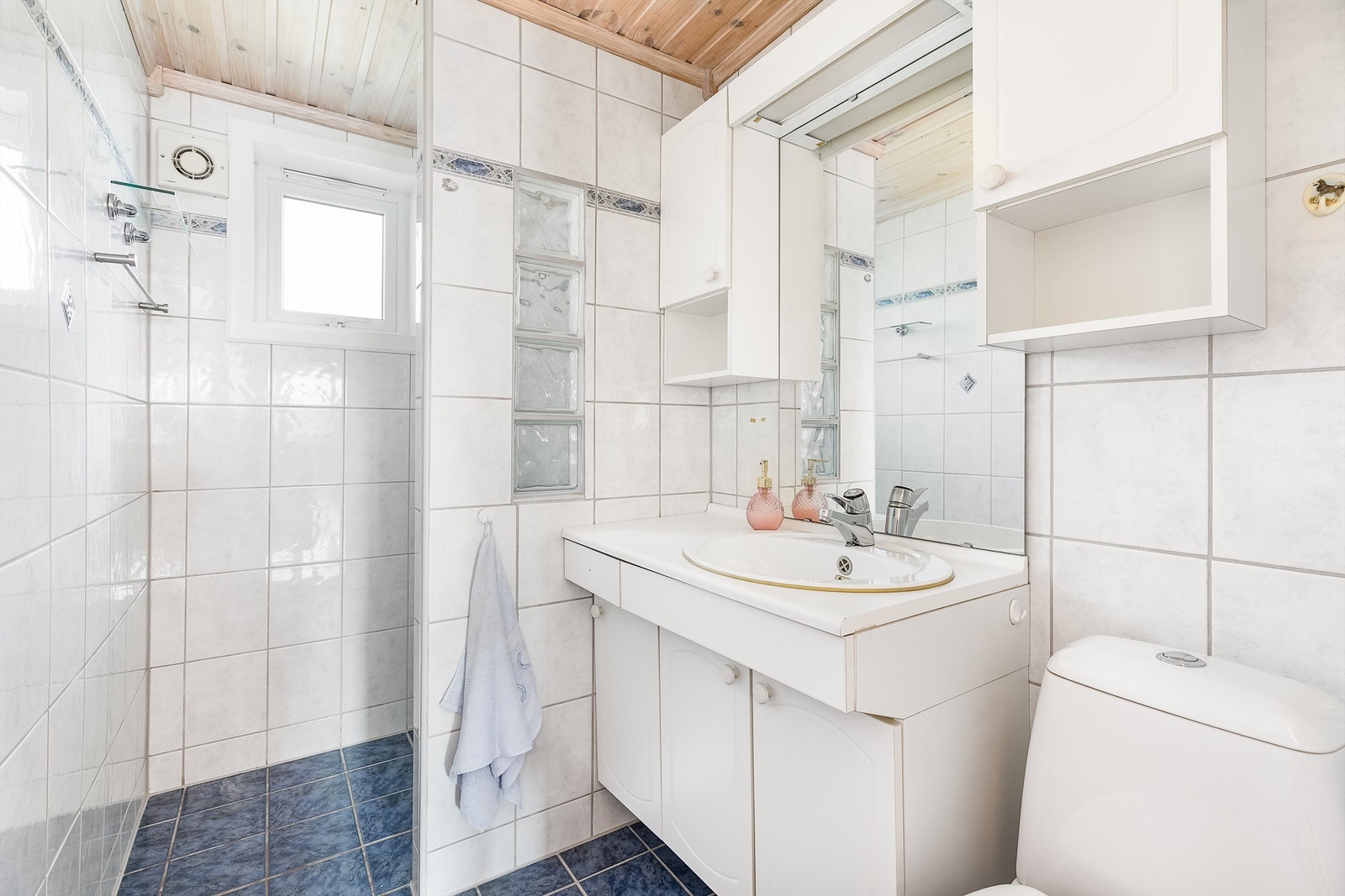 Badet ble rundt 2005 oppgradert med varme i gulvet, fliser på gulv og vegger samt nytt VVS-utstyr. Galleribilde