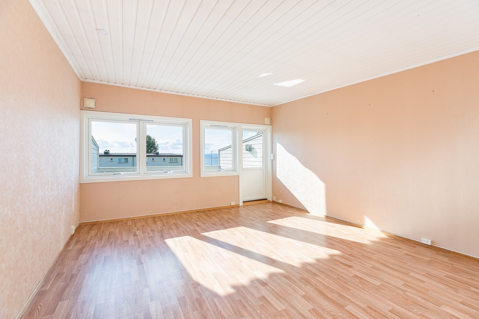 To av etasjens opprinnelig tre soverom er i senere år bygget om til en stor stue. Galleribilde