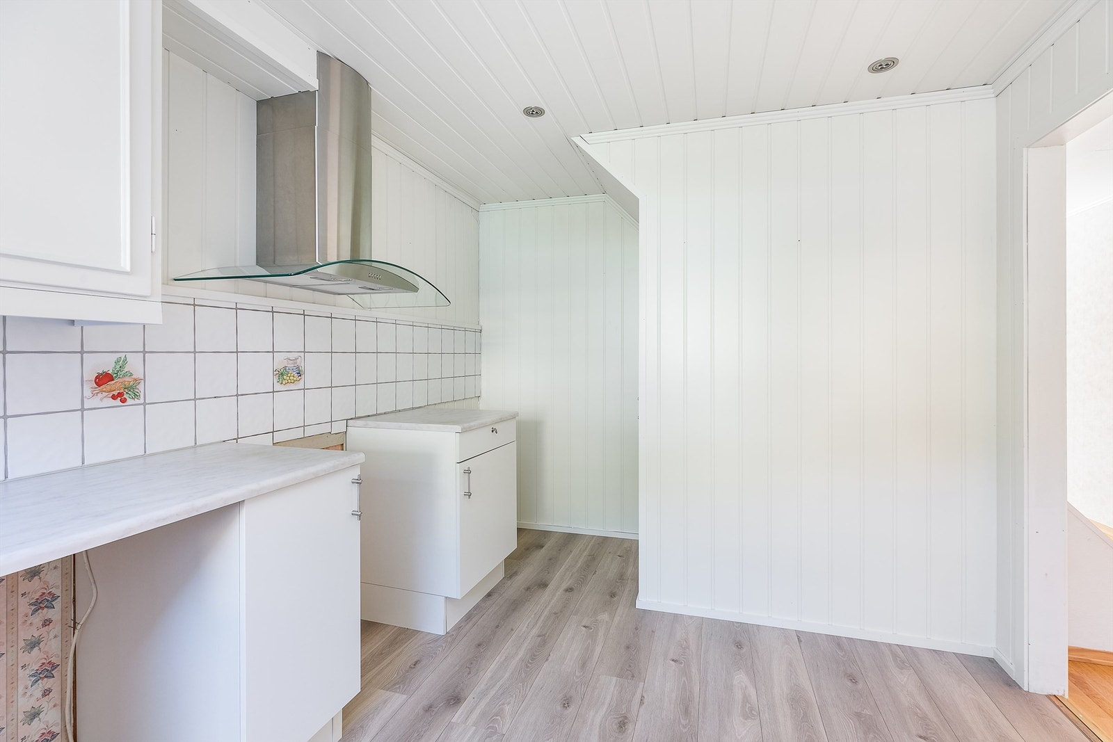 Kjøkkenet er tilrettelagt for frittstående hvitevarer. Ventilatoren har avtrekk ut til friluft. Galleribilde