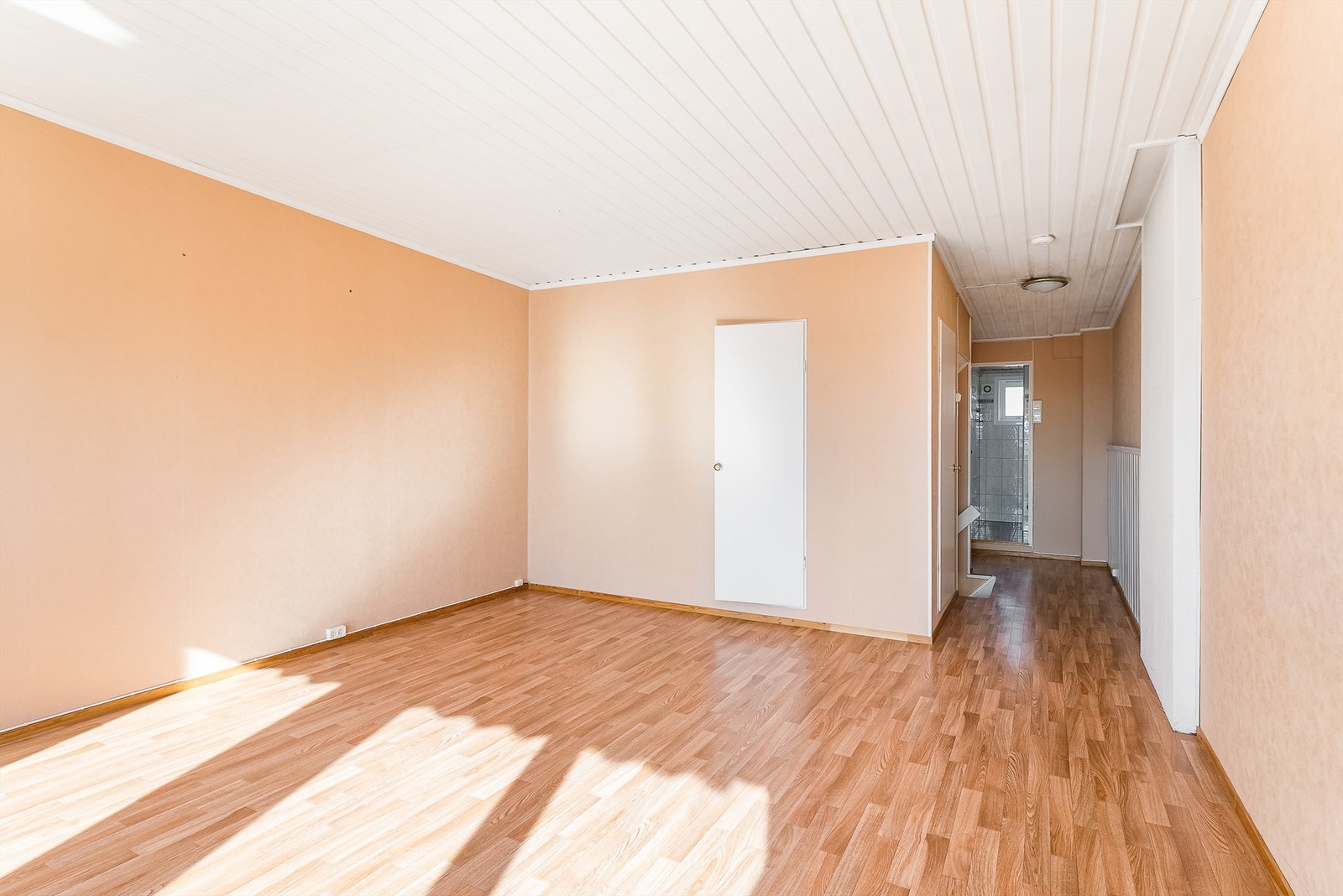 Stuen er i dag åpen mot gangen i andre etasje. Ett eller to soverom kan etableres etter ønske eller behov. Galleribilde