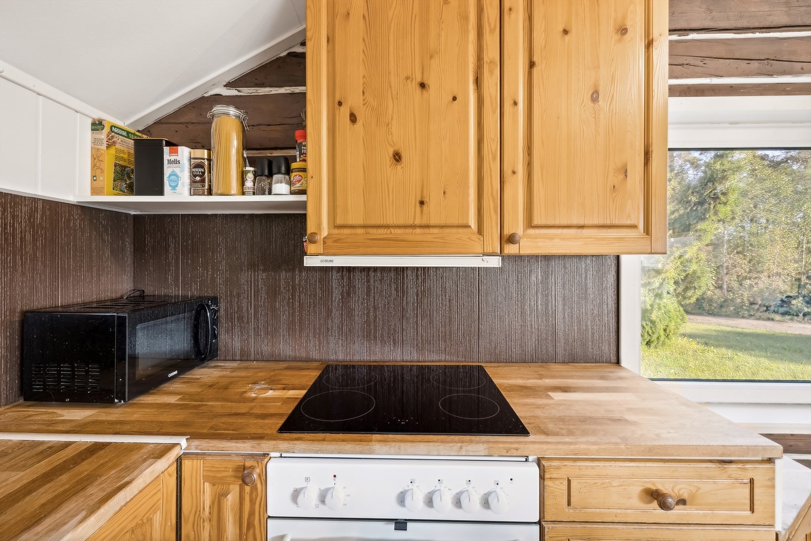 Innredning av heltre med nedfelt platetopp. Galleribilde