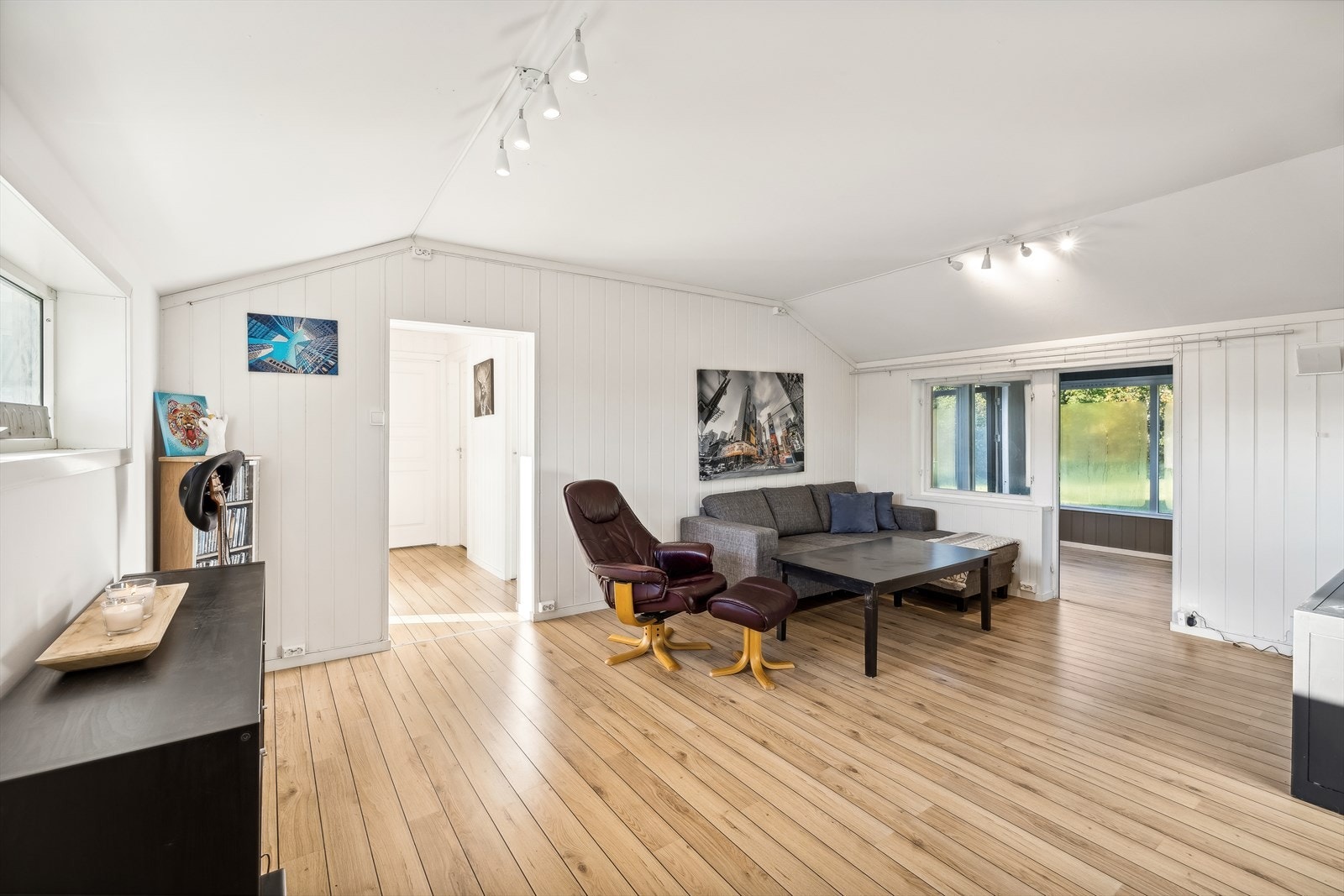 Det er god plass for sofa, TV og ønsket møblement. Galleribilde