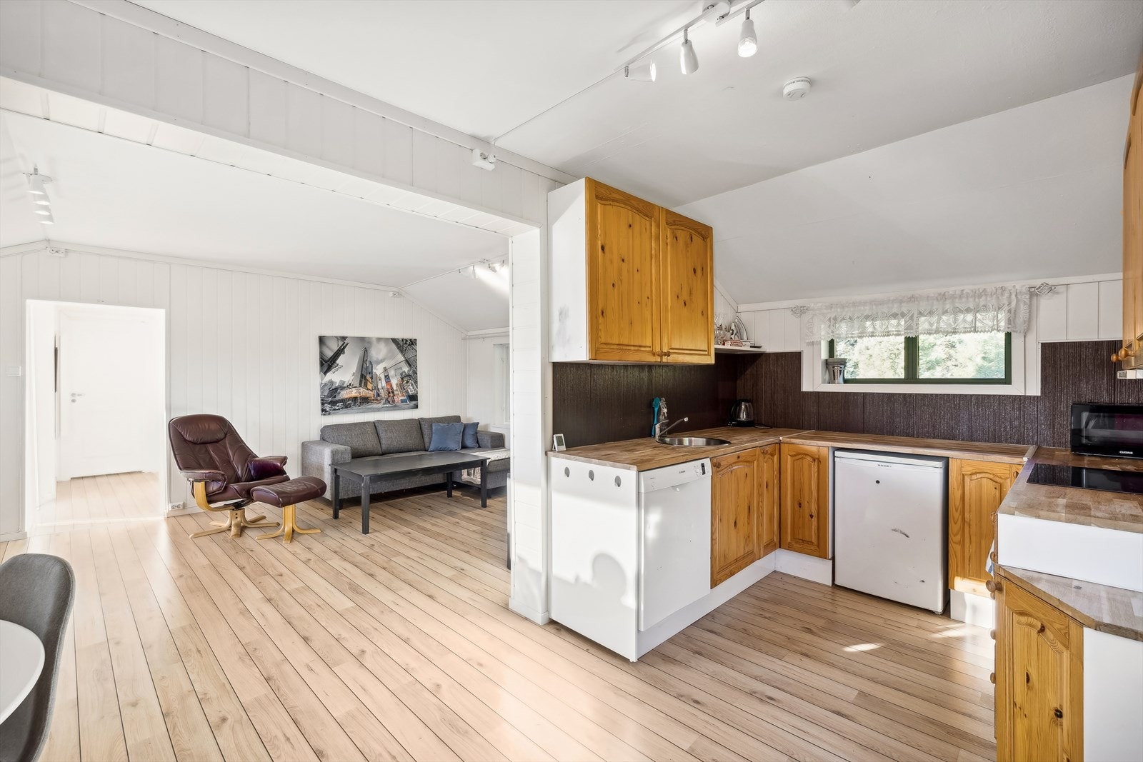 Kjøkken i delvis åpen løsning til stue/spisestue. Galleribilde