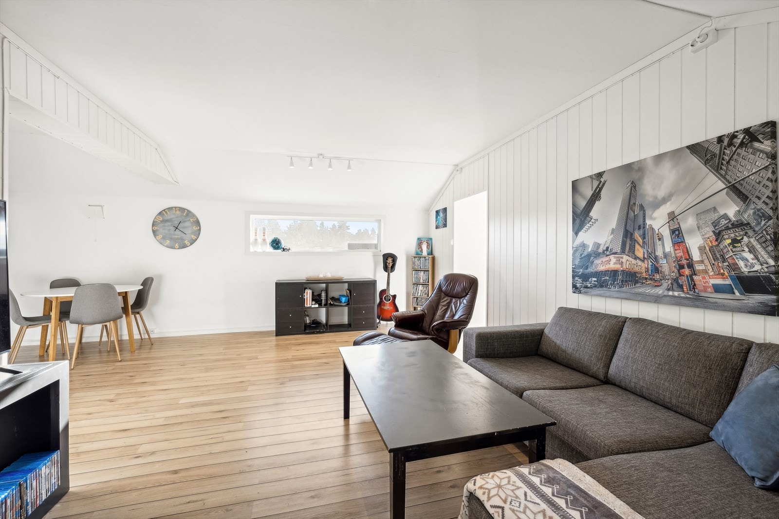 Stuen fremstår som lys og romslig med flere møbleringsmuligheter. Galleribilde