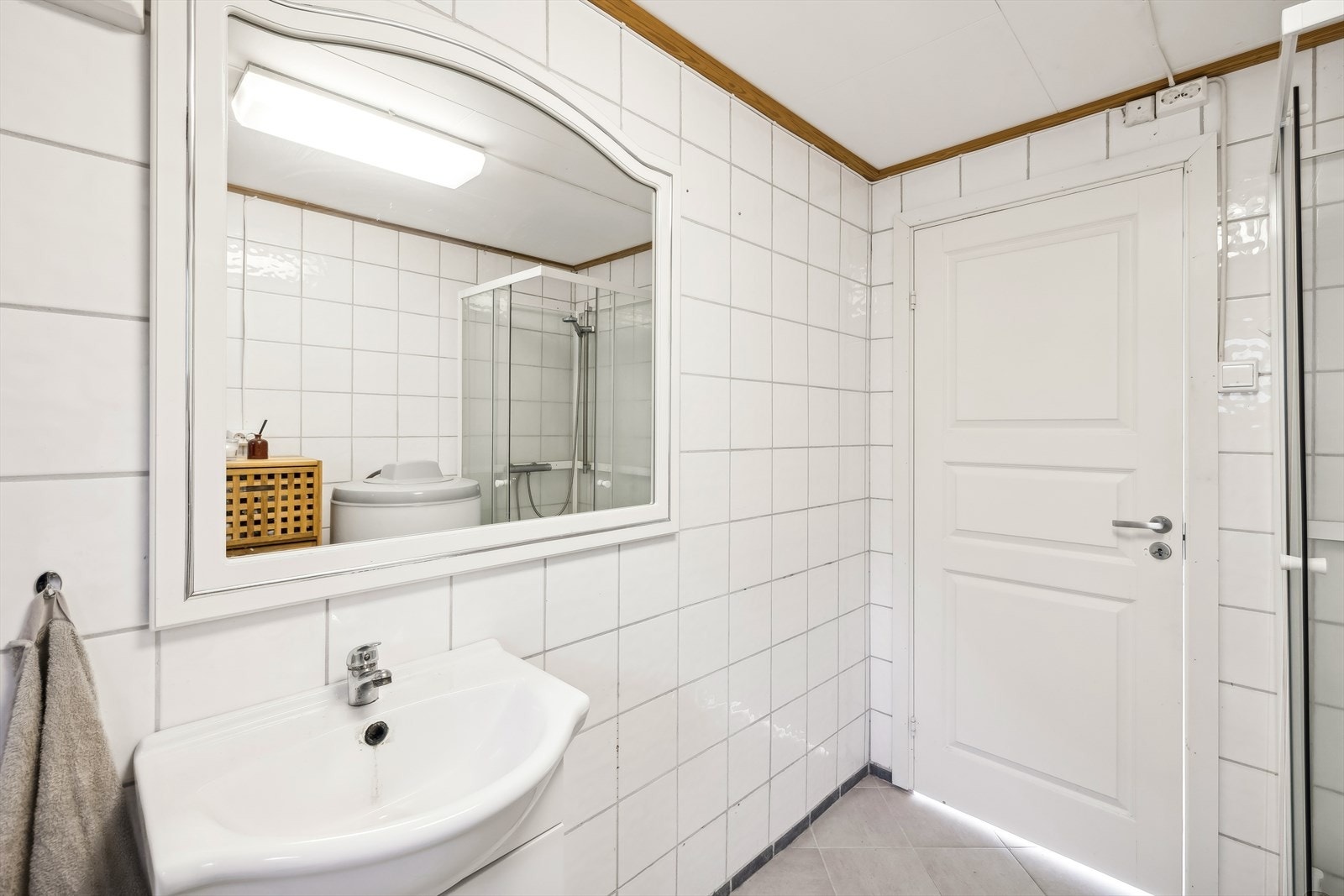 Boligens baderom fremstår som lyst og romslig. Galleribilde