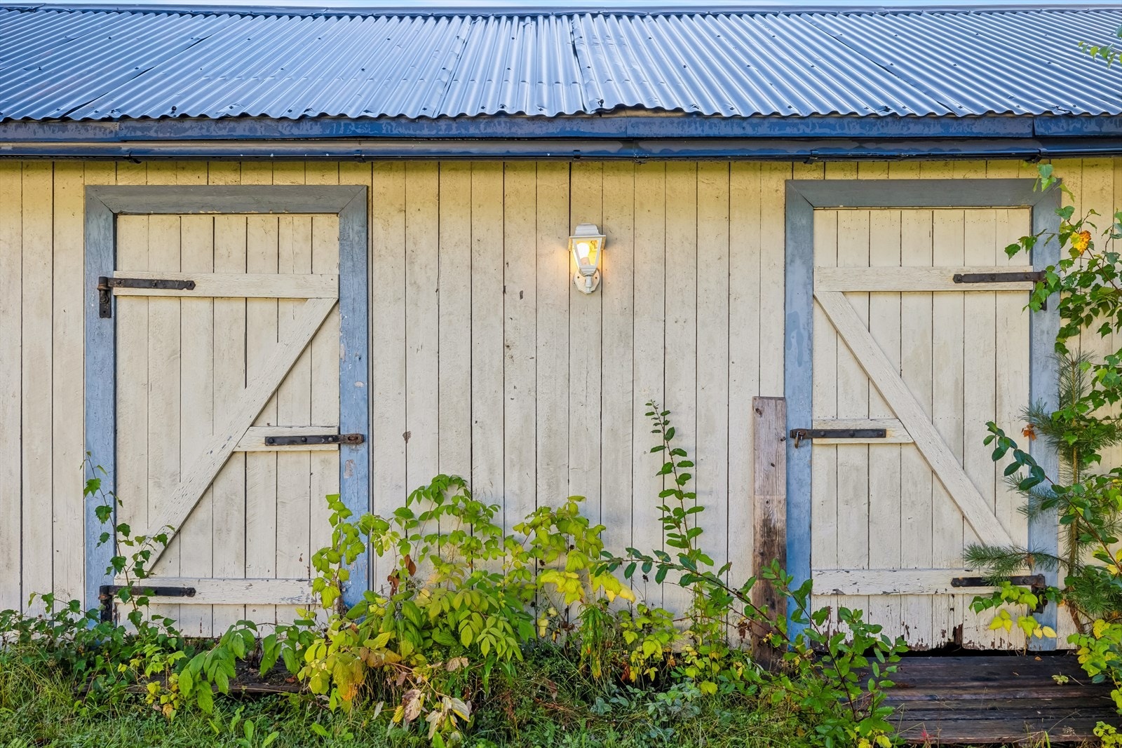 Eldre uthus med vedskåle og innredet rom. Galleribilde