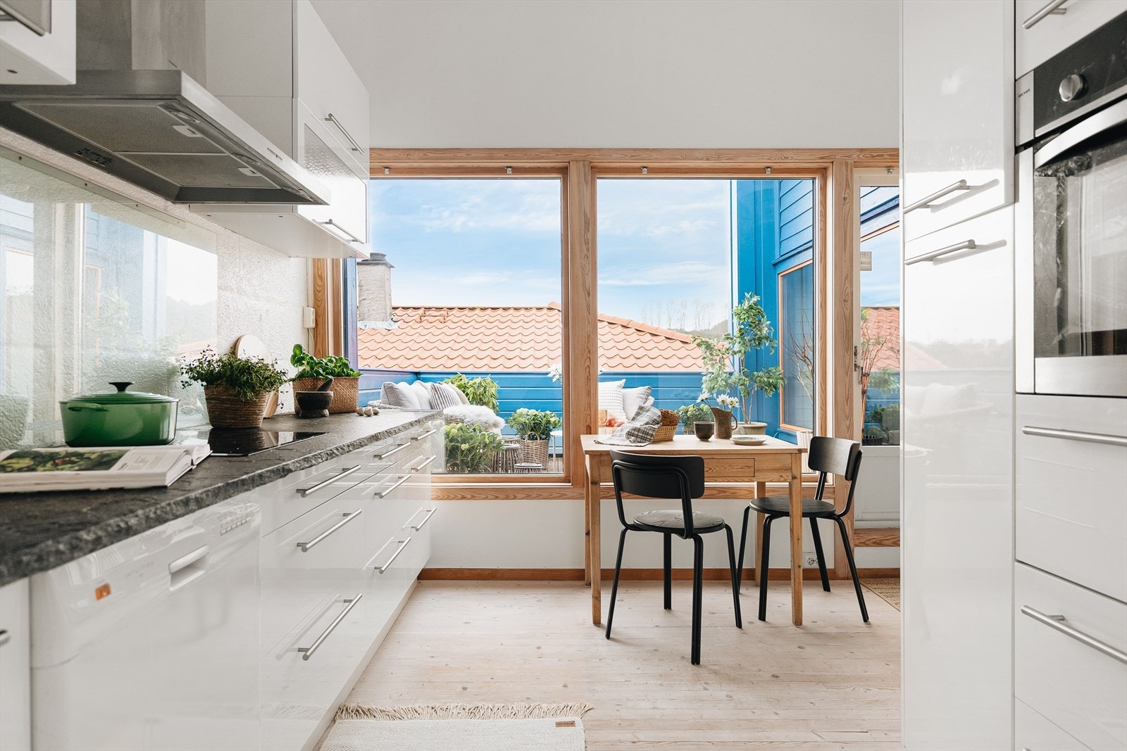 Samtlige hvitevarer på kjøkken er integrert og medfølger i handelen. Galleribilde