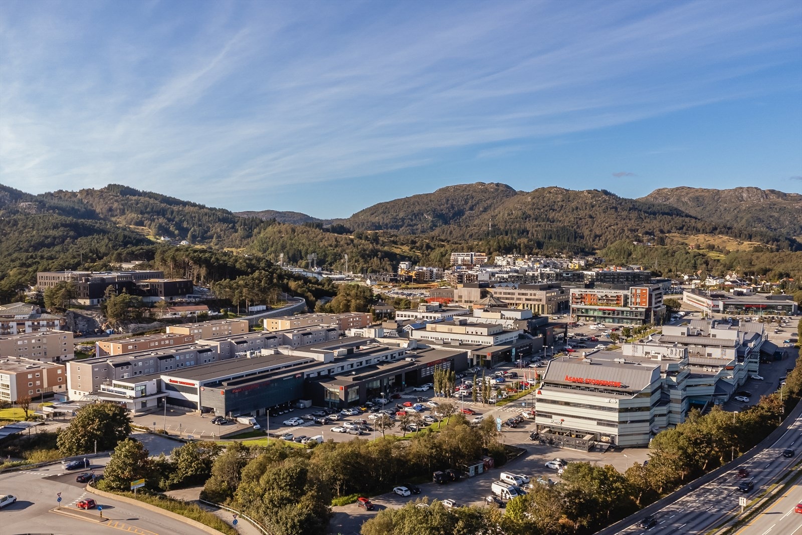 Åsane storsenter ligger i få minutters gange fra boligen. Her har man tilgang til alt av fasiliteter. Det er også kort vei til Kiwi. Galleribilde
