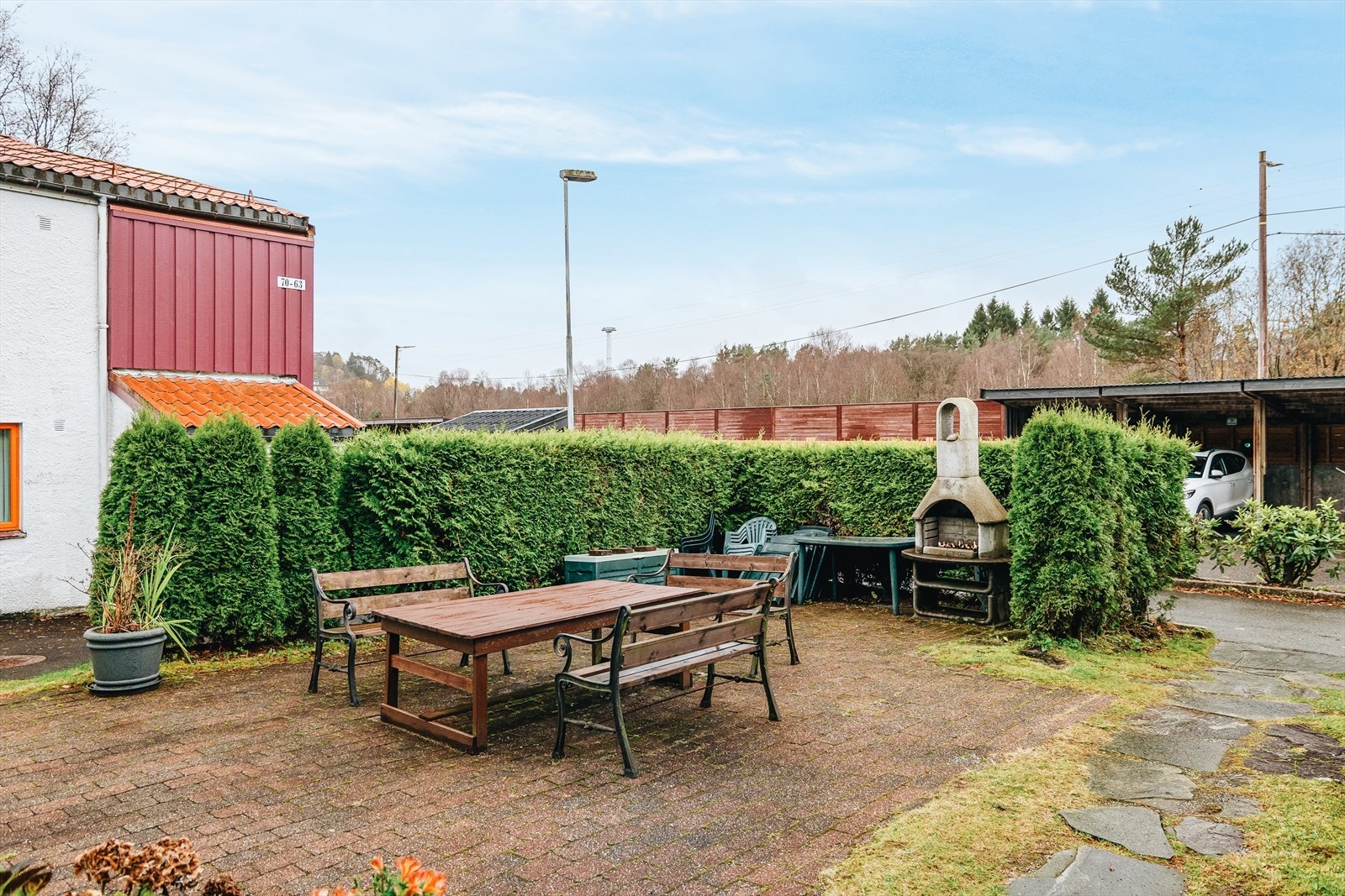 Her ønskes du velkommen til et fredelig og trivelig bomiljø. Et trygt oppvekst-tun med nærhet til alt man behøver i hverdagen. Galleribilde