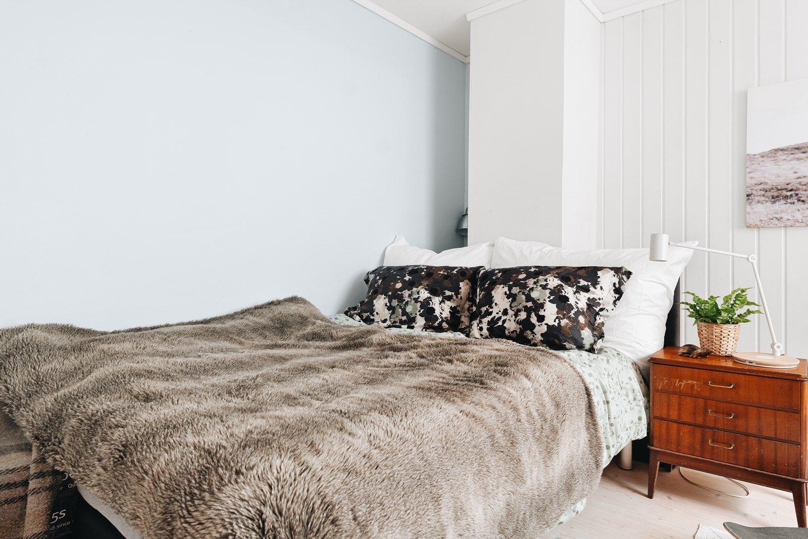 Soverommene måles til 6,3m², 12,8m² og 15,1m². Galleribilde