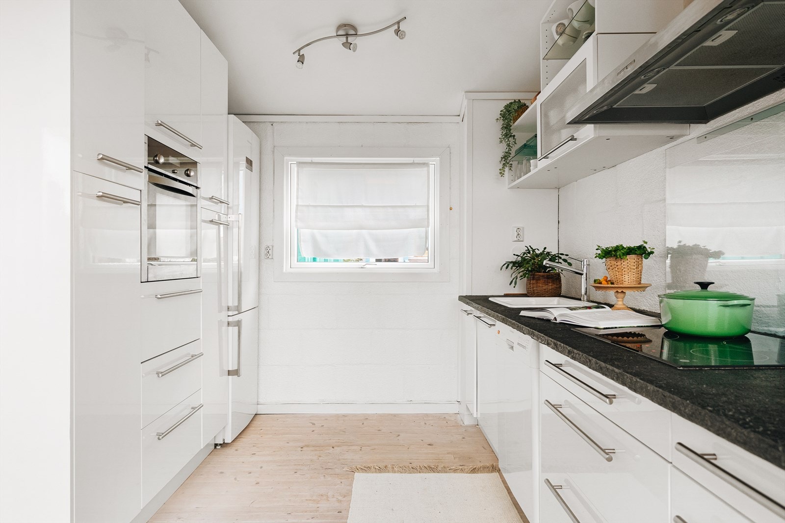 Pen kjøkkeninnredning i klassisk utførelse med slette, lyse fronter. Dette ble installert i 2007. Galleribilde