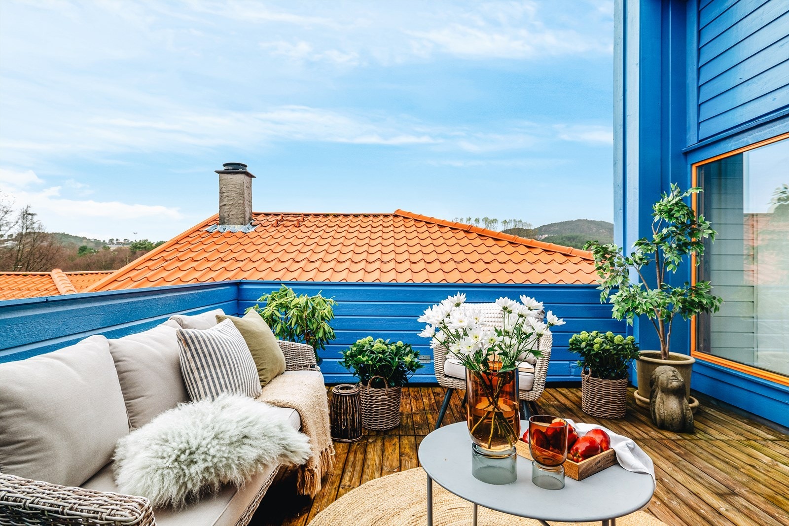 Denne herlige saken måles til 15m² med utgang fra stue/kjøkken etasjen. Perfekt plass å nyte solens varme stråler eller en bedre middag. Galleribilde