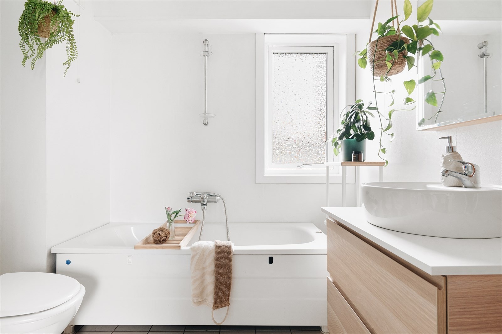 Badet er av godt størrelse og måles til 5,9m². Det er innredet med badekar, toalett og romslig oppbevaringsløsning i kombinasjon med servant. Galleribilde