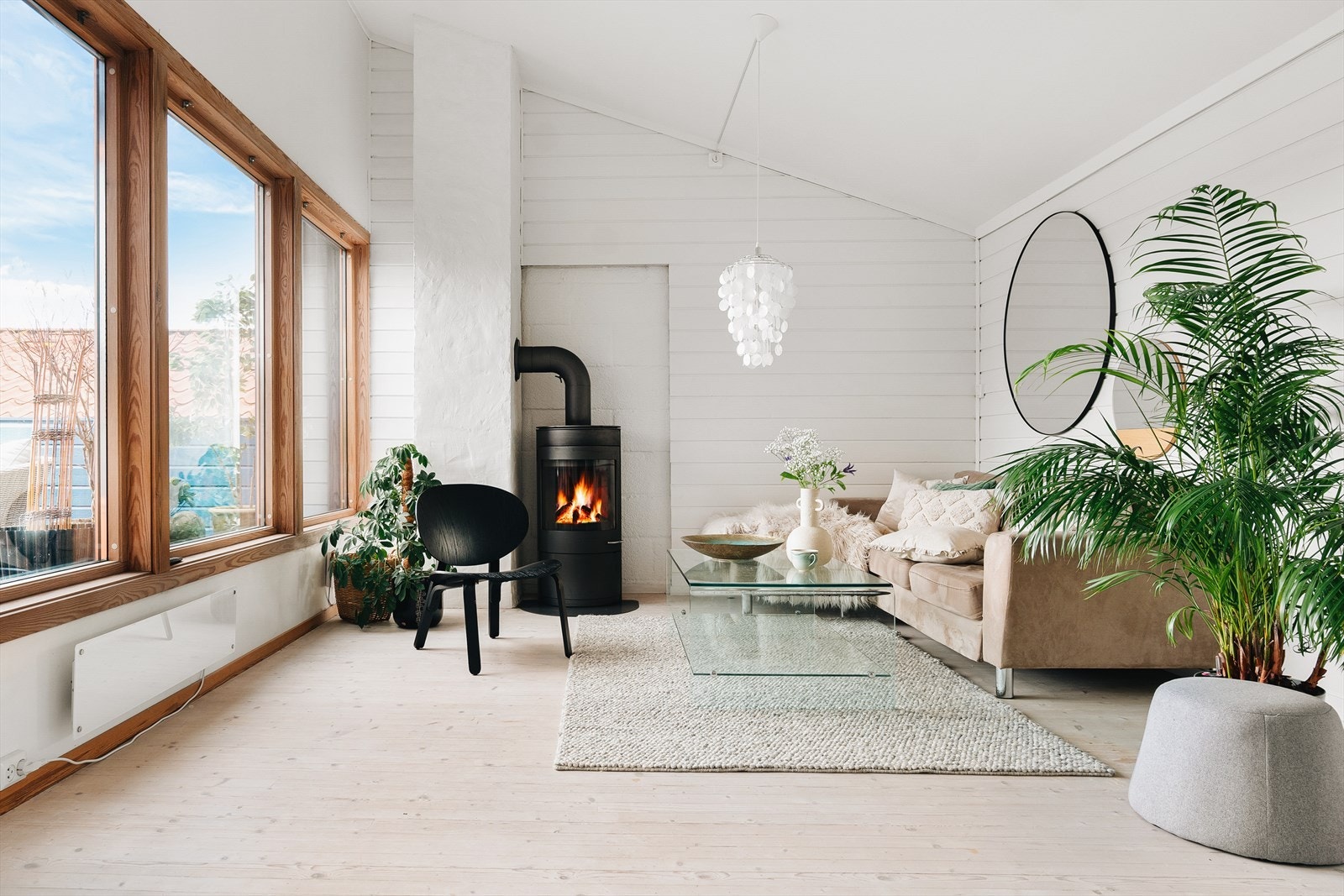 Boligens øverste etasje ligger fritt og fint med usjenert beliggenhet og man har store vindusflater for godt lysinnslipp. Galleribilde