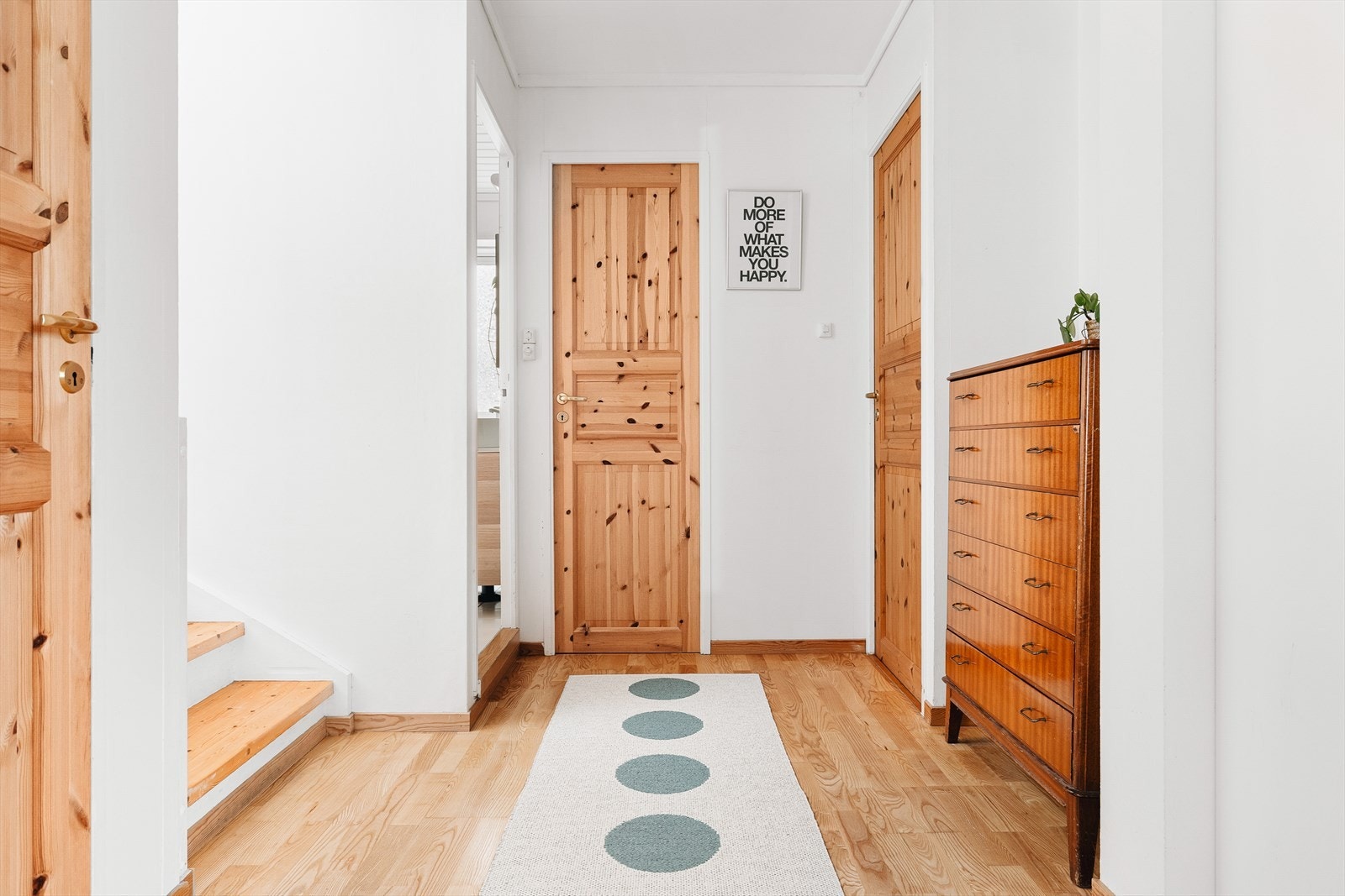 Entré som tar deg videre til boligens øvrige rom, samt innehar oppbevaringsplass. Galleribilde