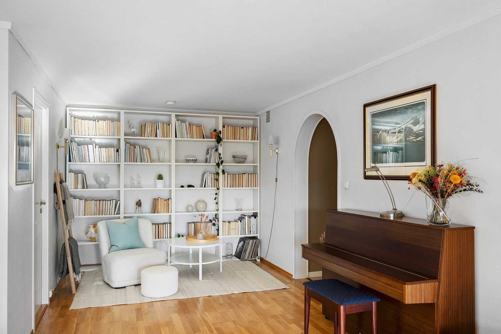 Egen sone innredet som bibliotek Galleribilde
