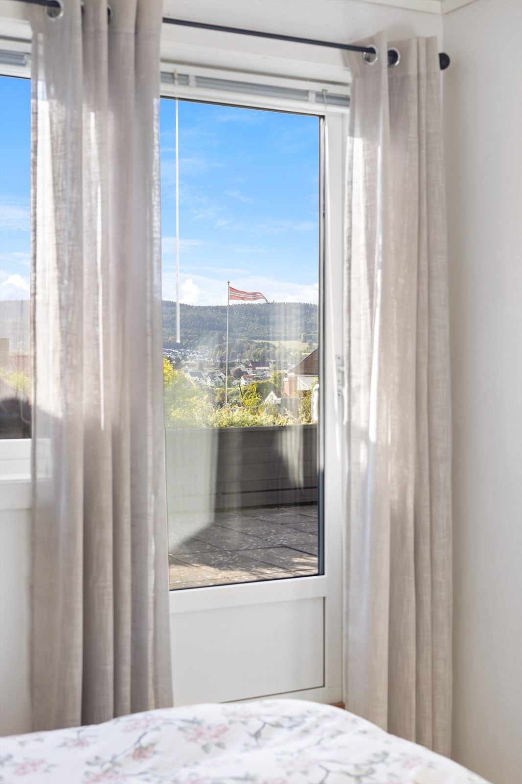 Utgang til terrasse fra hovedsoverom Galleribilde