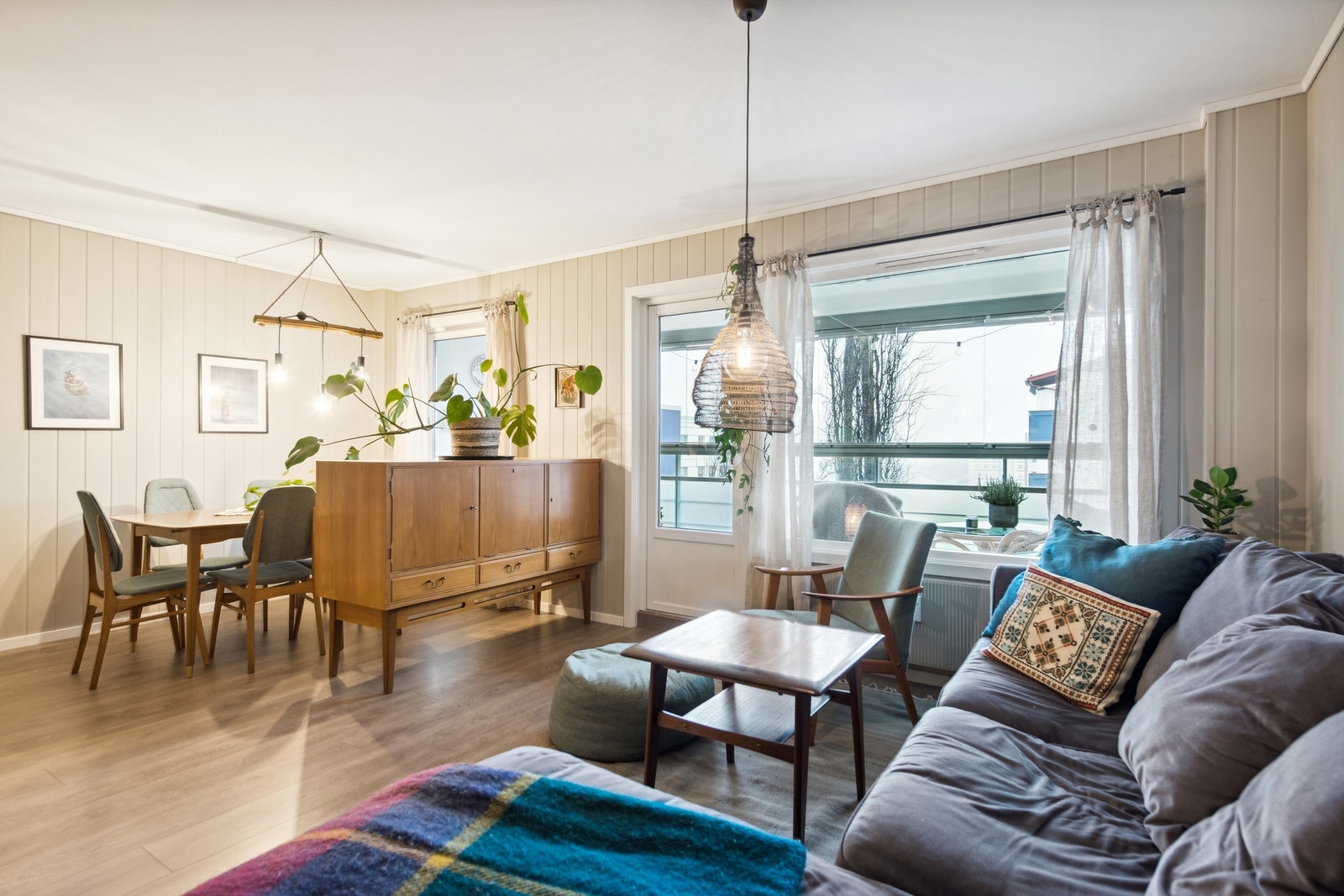 Fra stuen er det adkomst ut til den vestvendte balkongen. Galleribilde