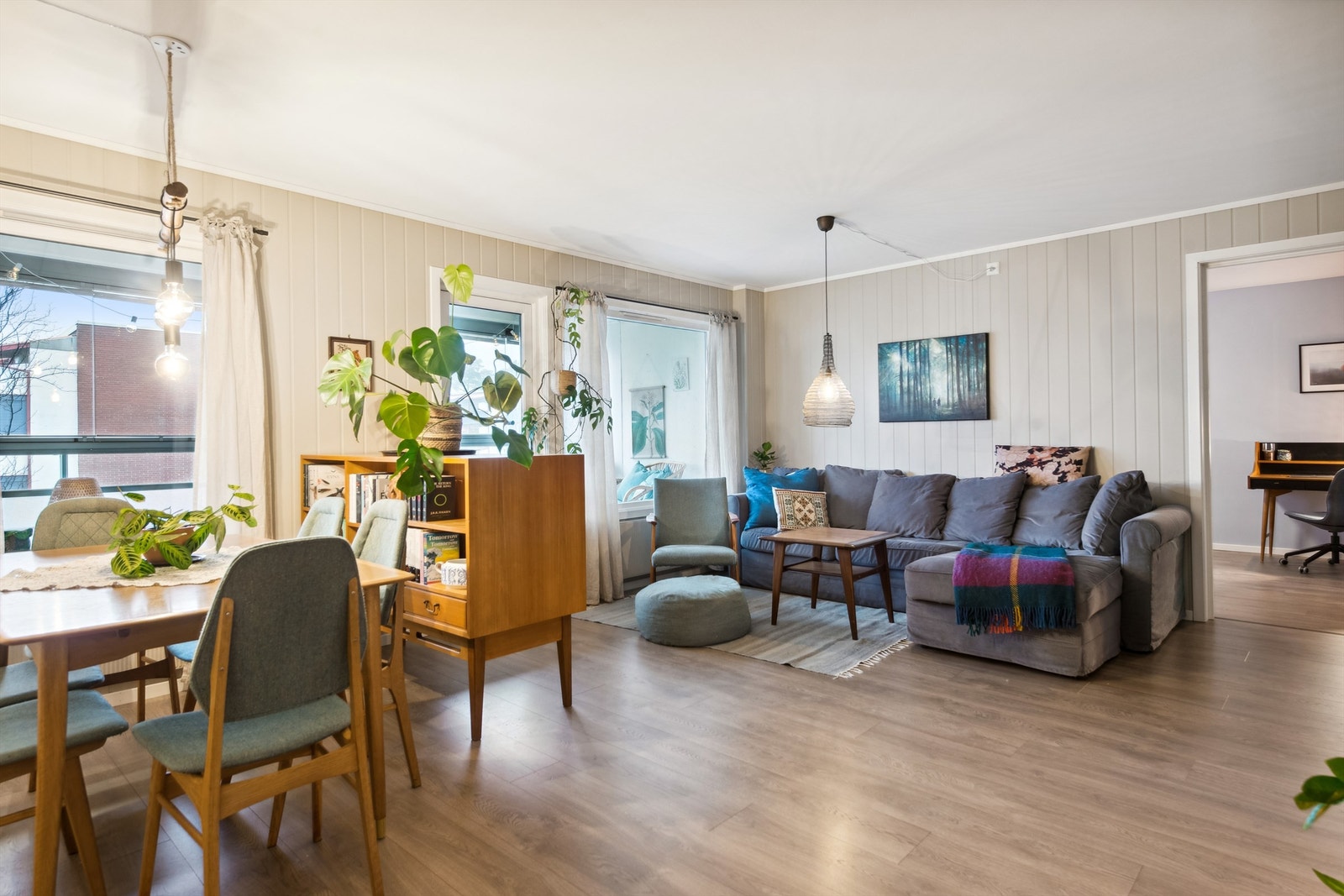 Stuen er stor med god plass til både sofa- og spisegruppe. Galleribilde