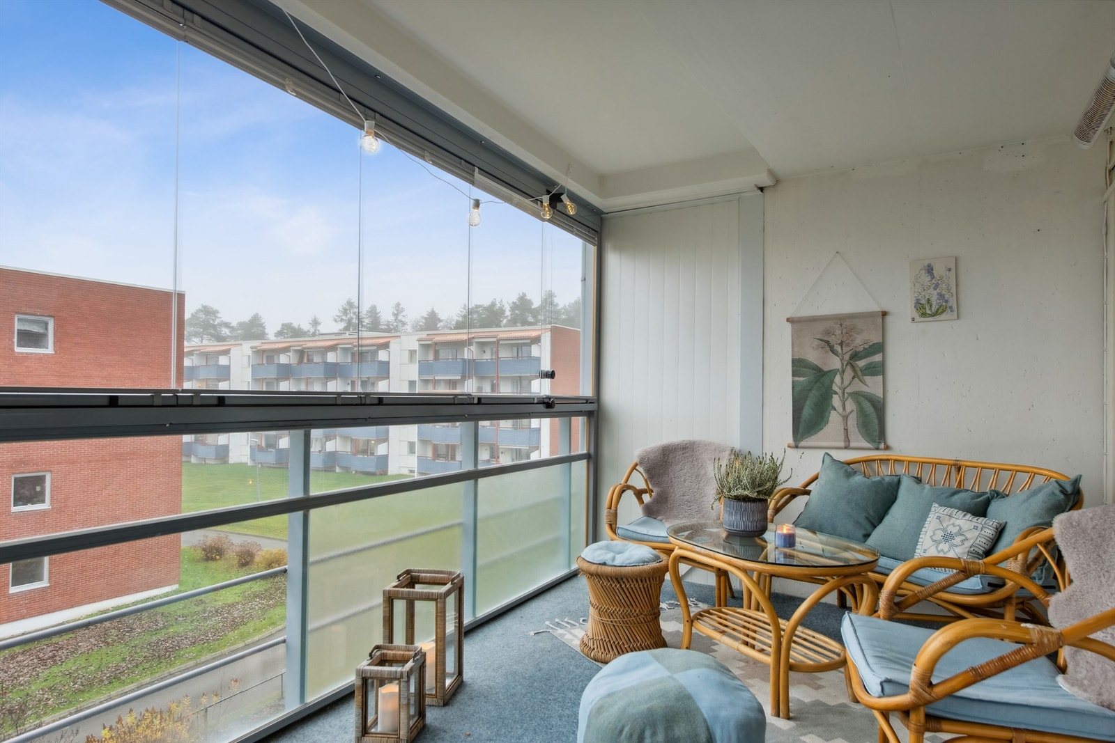 Samtidig har man mulighet til å trekke glasset helt til sidene om man ønsker den åpen. Galleribilde