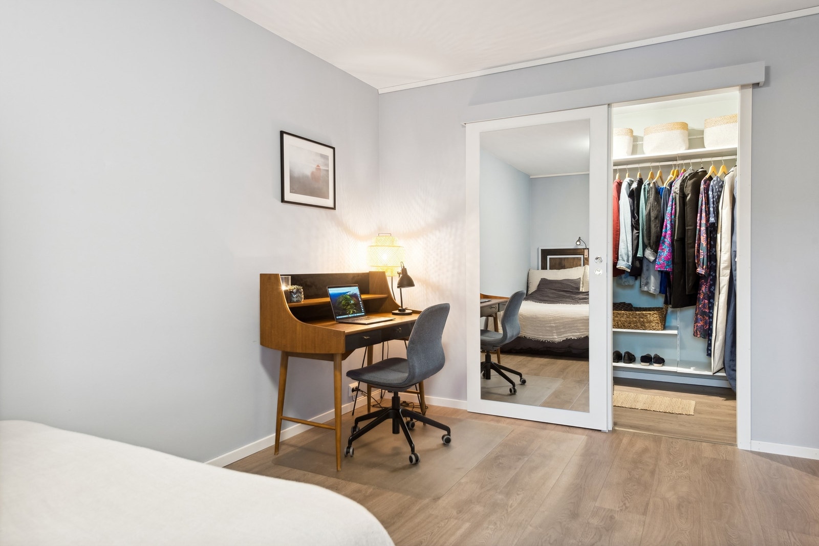 I tillegg har man et meget praktisk walk-in closet tilknyttet soverommet, men adskilt med en skyvedør med helfigurspeil. Galleribilde