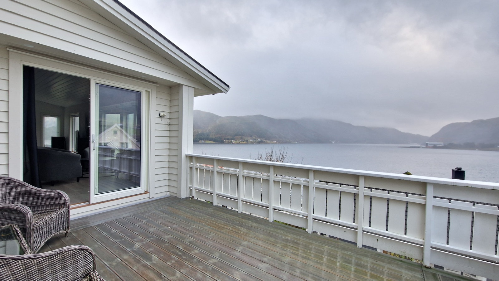 Utsikt fra altan utenfor kjøkken/stue i hovedetasje Galleribilde