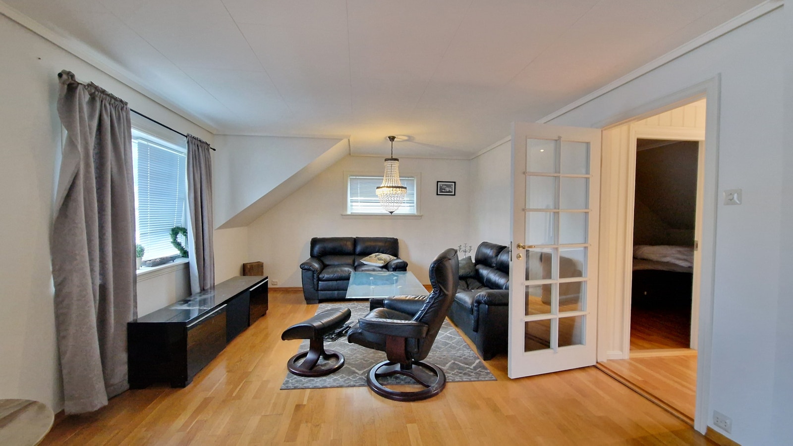 Loft - åpen stue/kjøkken (utleiedel) Galleribilde