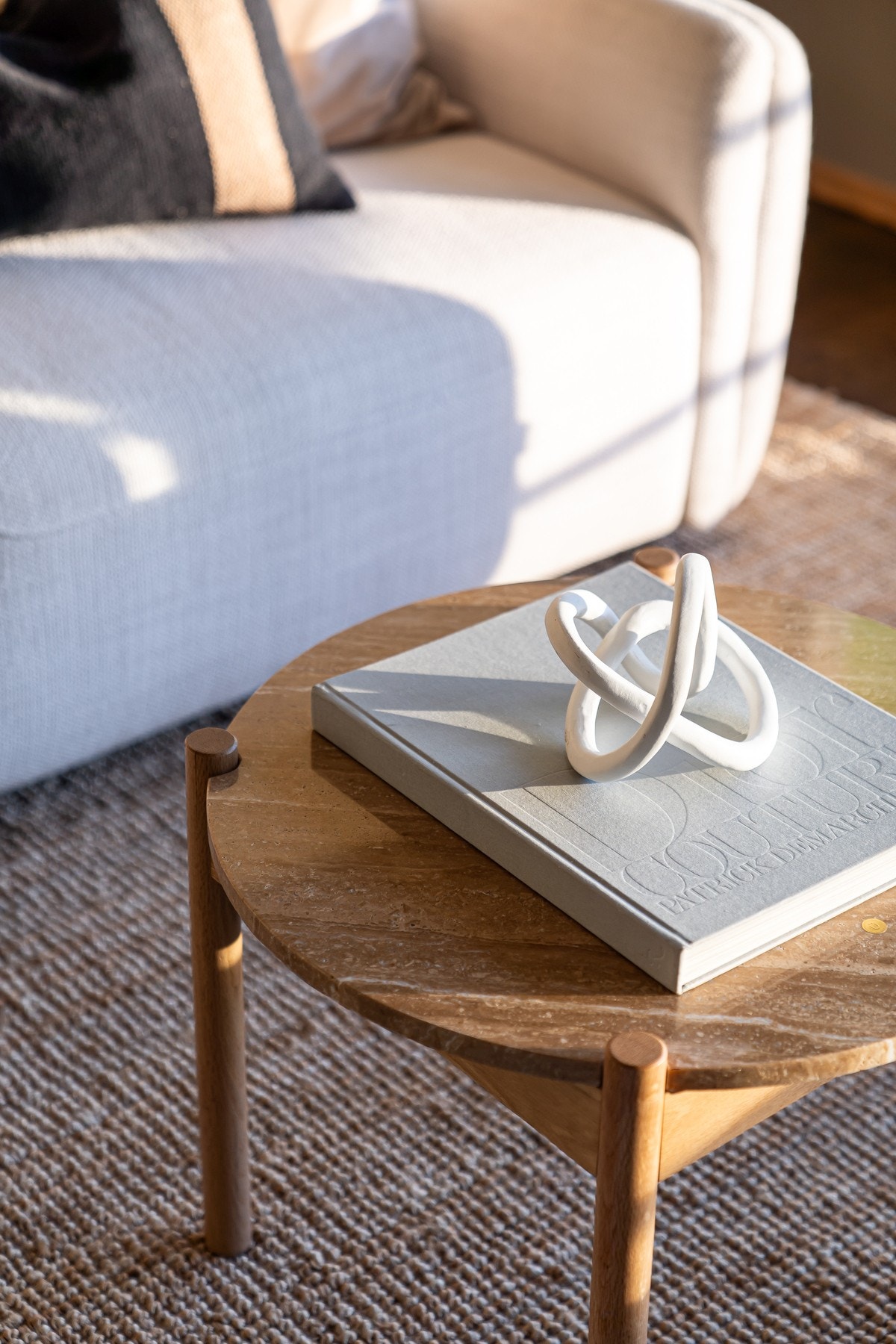 Boligen fremstår delikat med moderne fargevalg og pen parkett på gulv. Slipte gulv og alle overflater er malt i 2024. Galleribilde