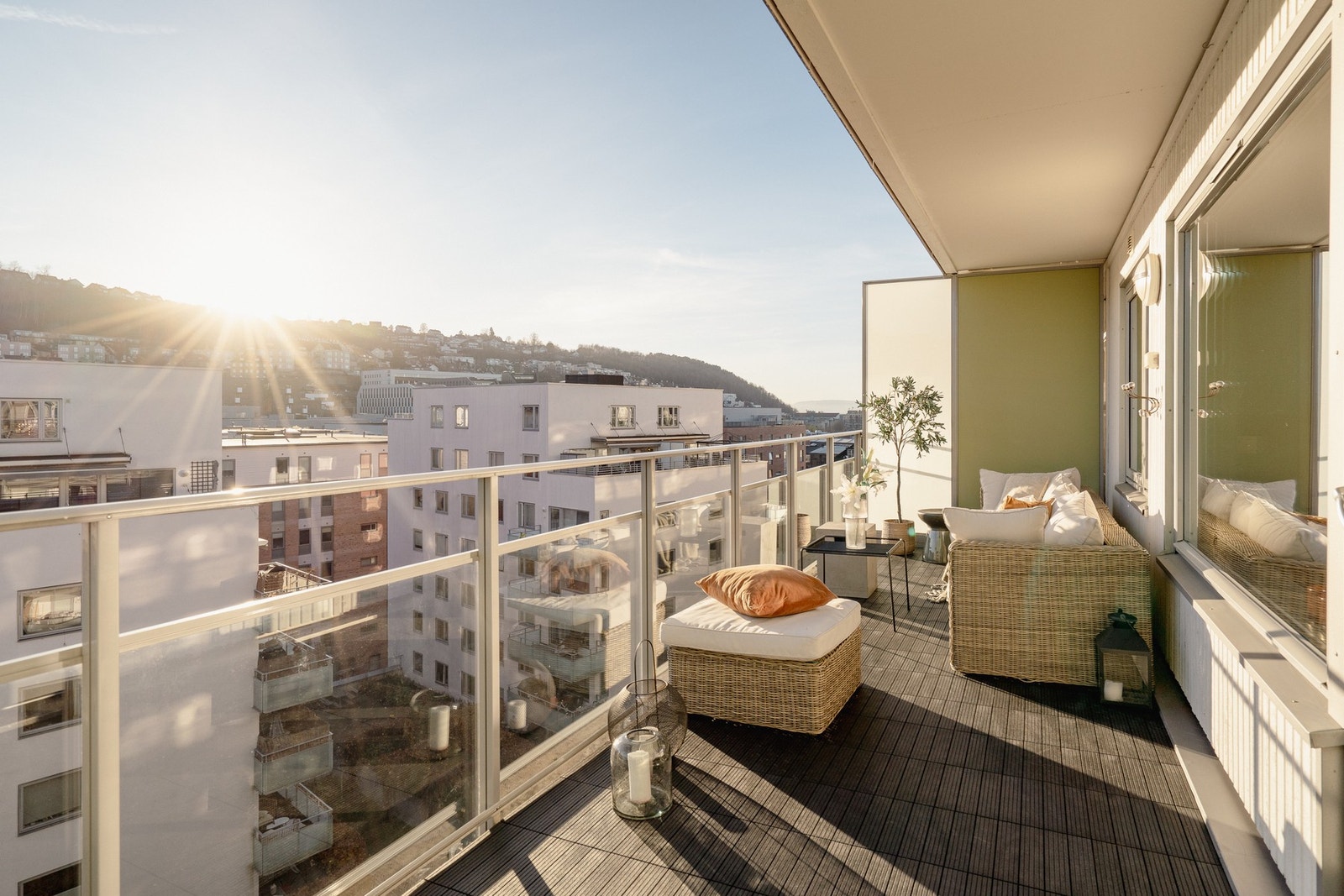 Cecilia Johansen og Silje Dammen ved EIE Løren ønsker velkommen til Turbinveien 14! Galleribilde