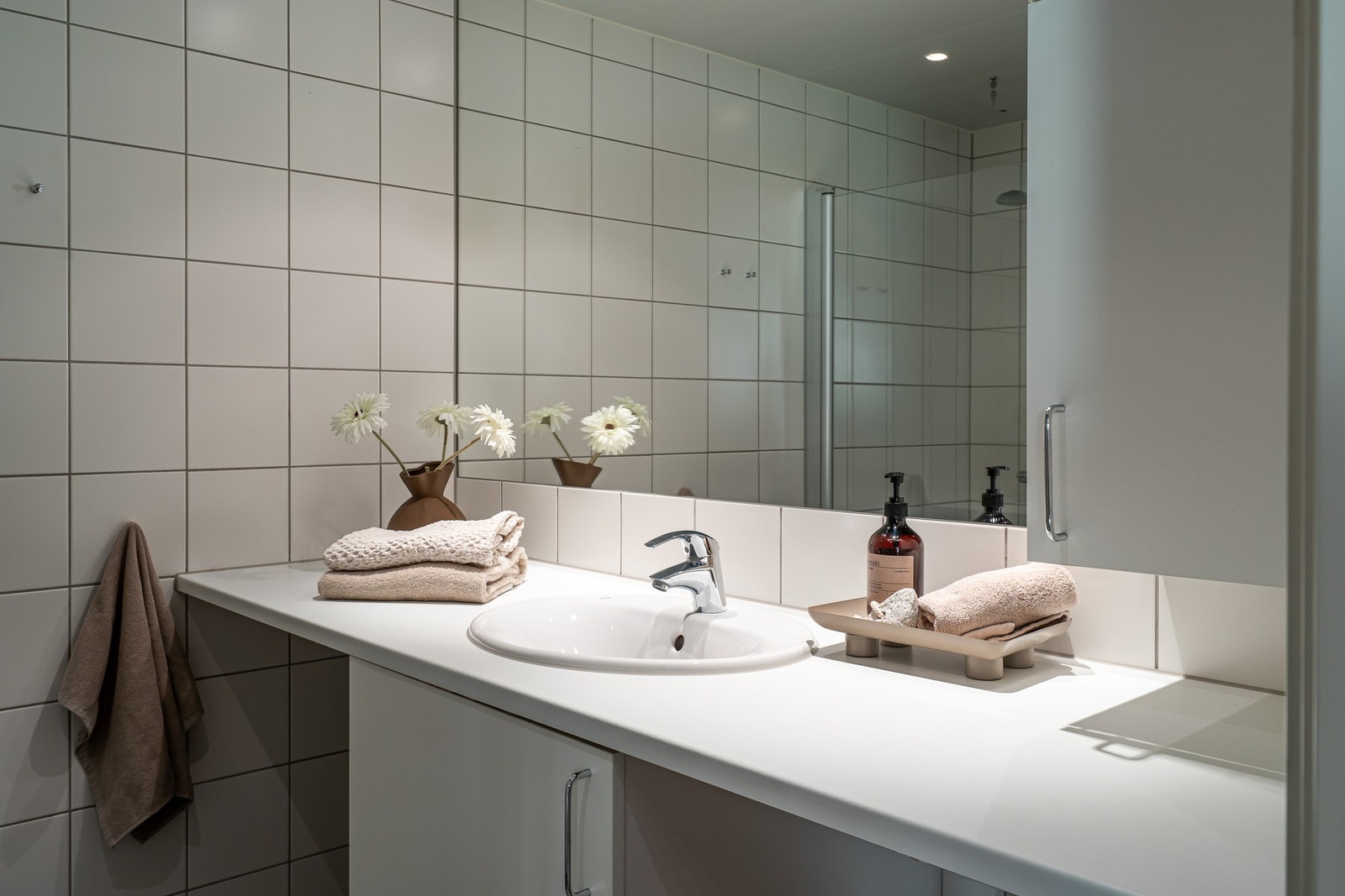 Under benken er det opplegg for vaskemaskin og plass til tørketrommel. Galleribilde