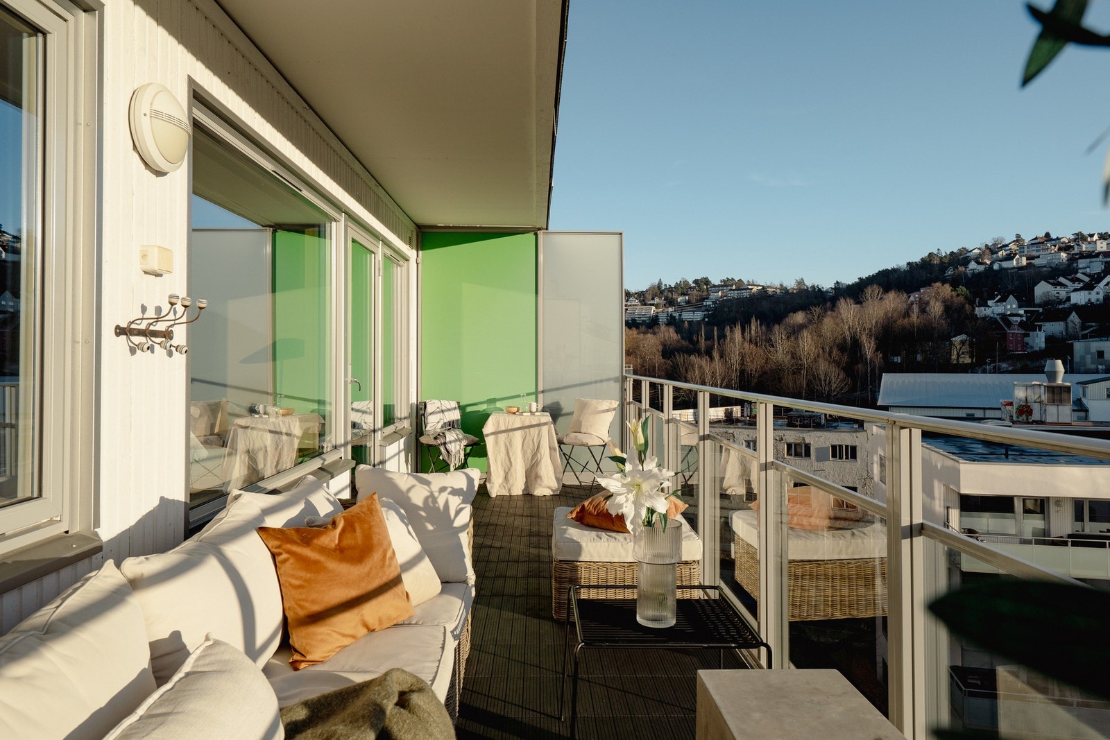 På sommerstid titter solen frem rundt 07.00/7.30 og kan nytes utover ettermiddagen til ca 19.30. Galleribilde